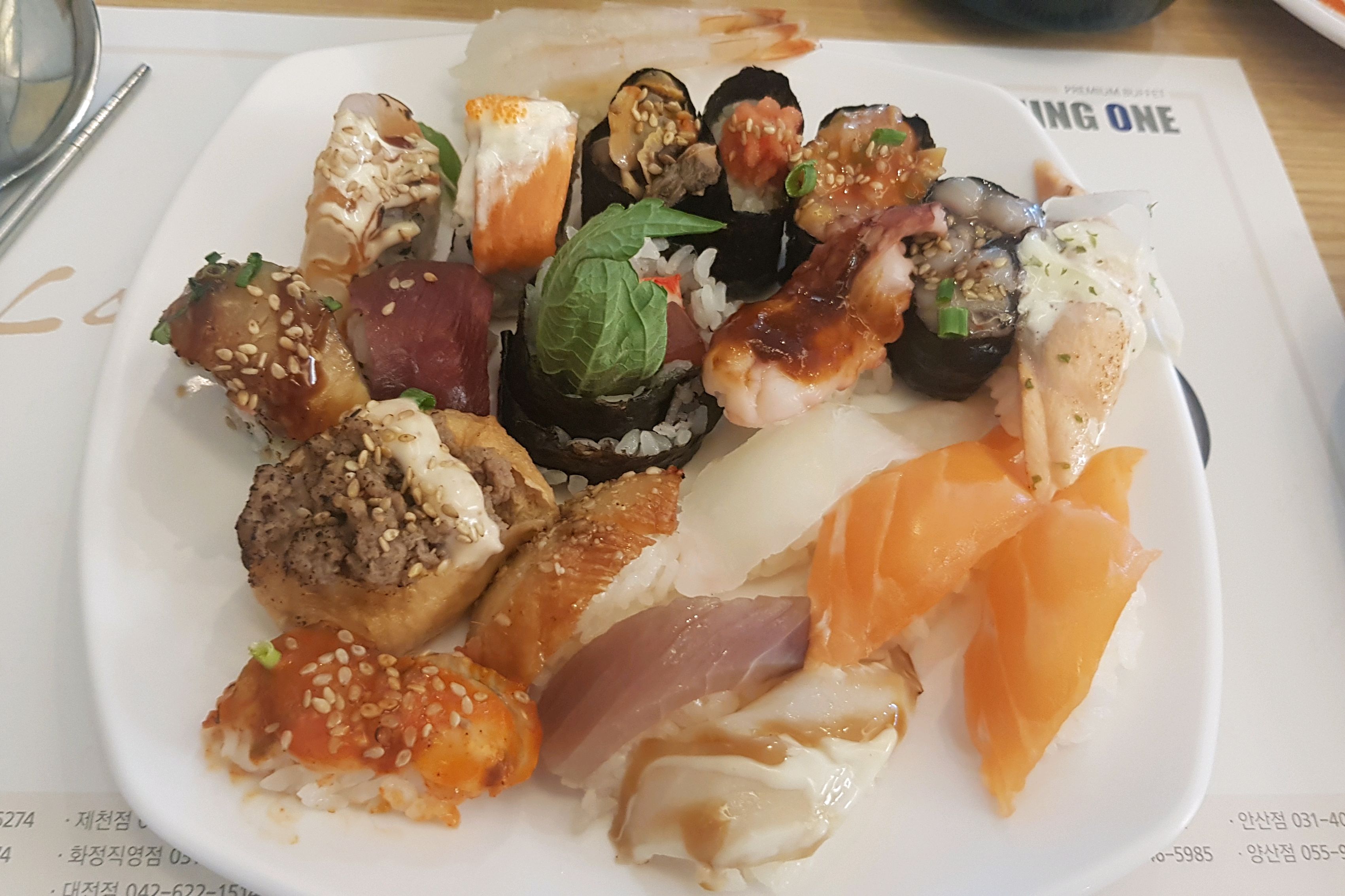 초밥이 다양하고 다른 메뉴도 다양해요. 다만 제 입맛에는 초밥이 조금 짰어요. 회나 초밥은