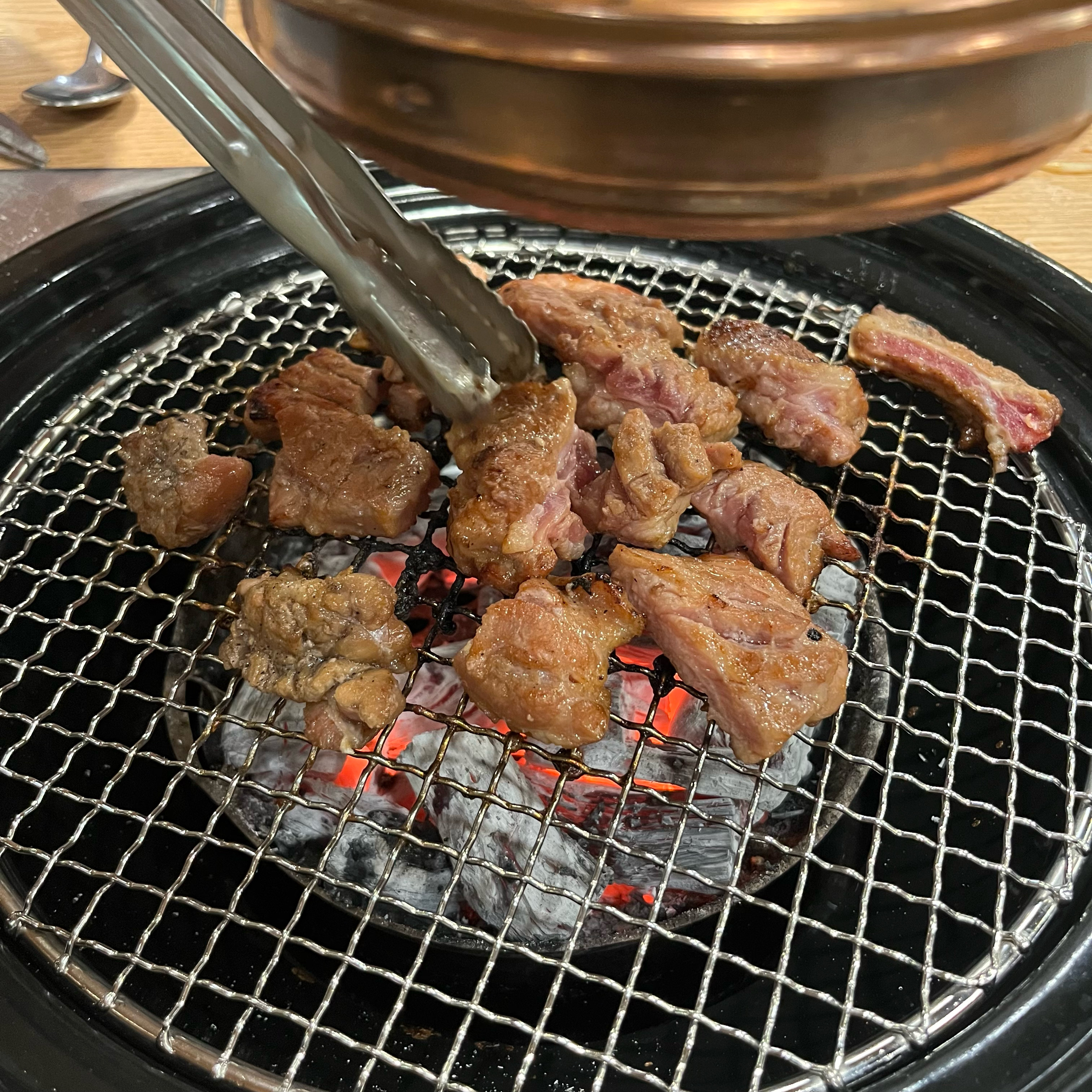 이 동네 최애 돼지갈비 맛집이에요 ! 숯불도 좋고 고기도 촉촉하고 맛있어요. 반찬들도 깔끔