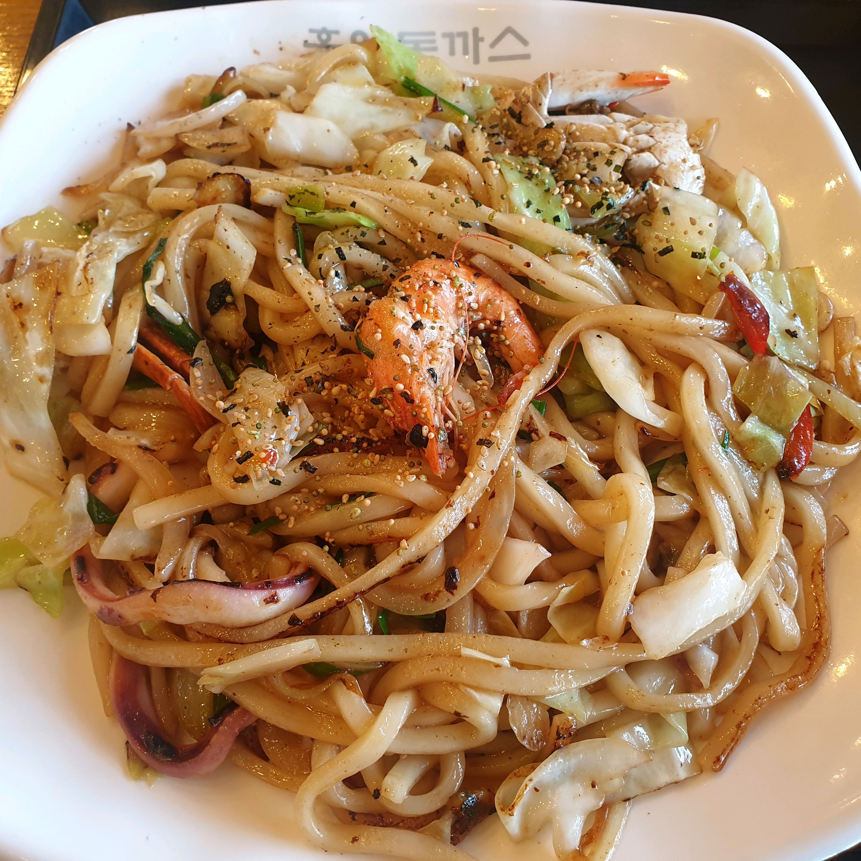 직원분들이 친절하시고 돈까스 볶음우동 전부 맛있습니다~ - 망포 맛집 홍익돈까스 망포점