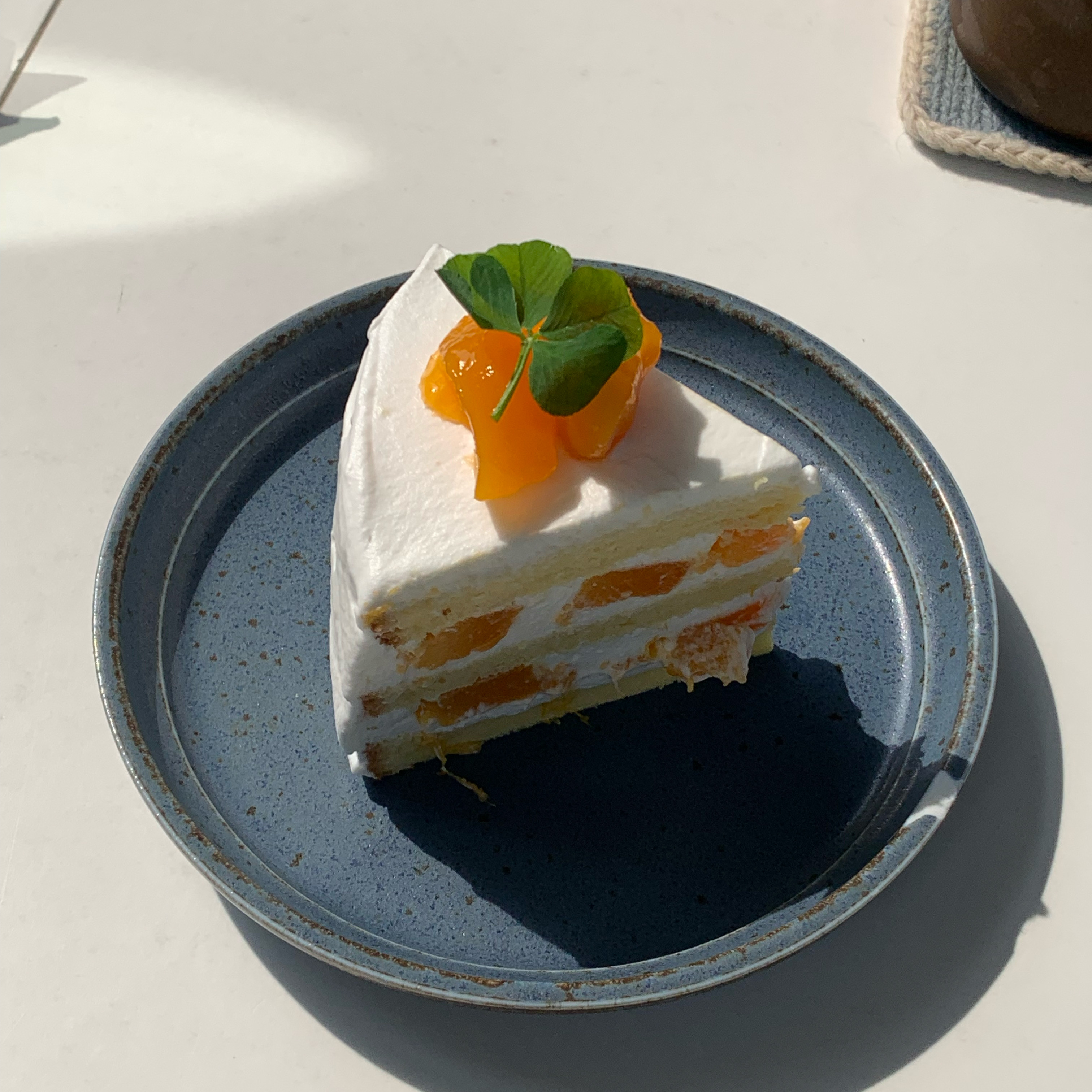 카페 너무 예뻐요. 그리고 케이크 커피 너무 맛있고🎀 남자 사장님 진짜 넘 친절하세요:) 