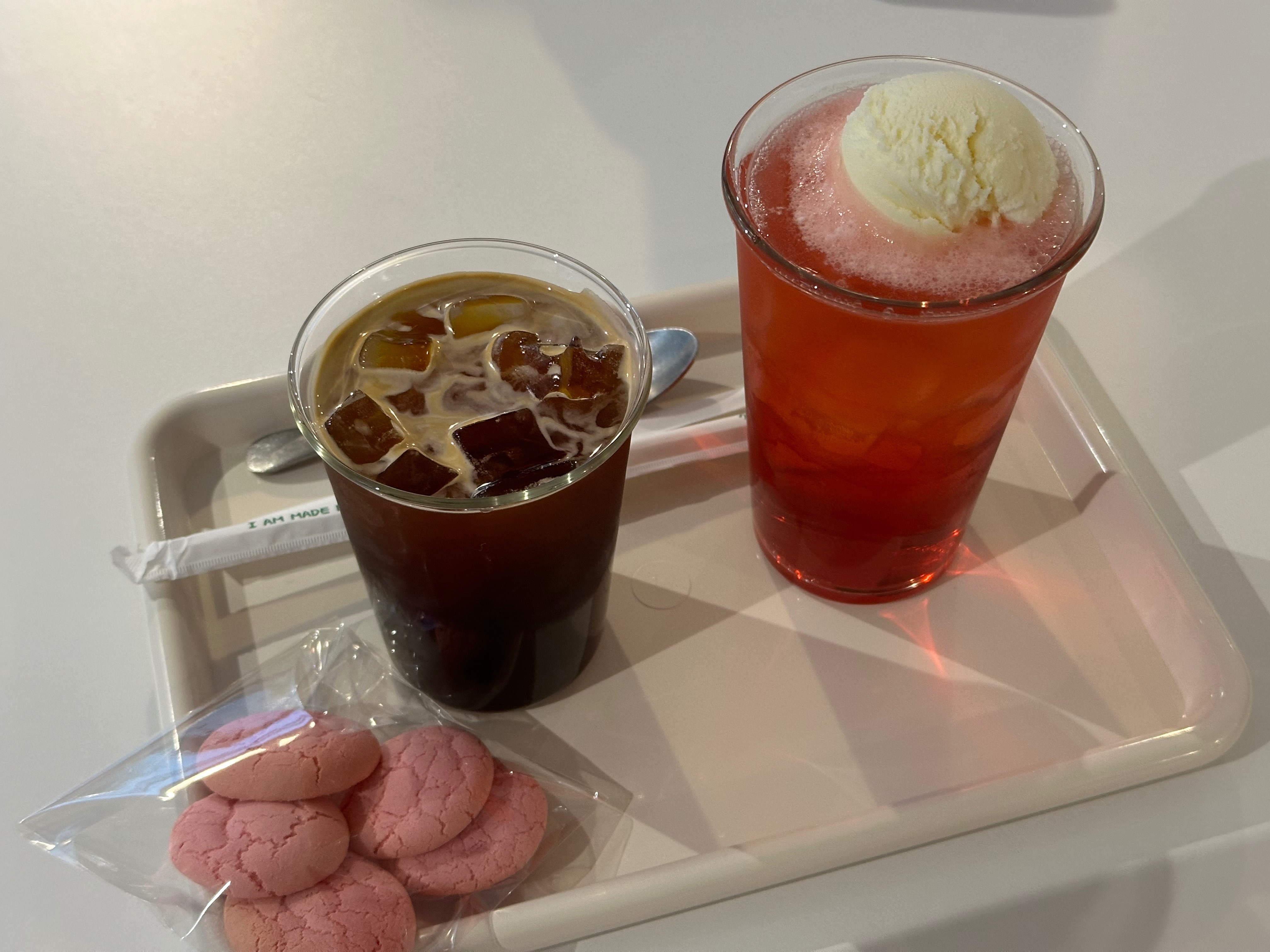 남자친구 동네에 지나가다 새로생겨서 왔는데 생각보다 너무 맘에들어요❕❕ 딸기소다도 맛잏고
