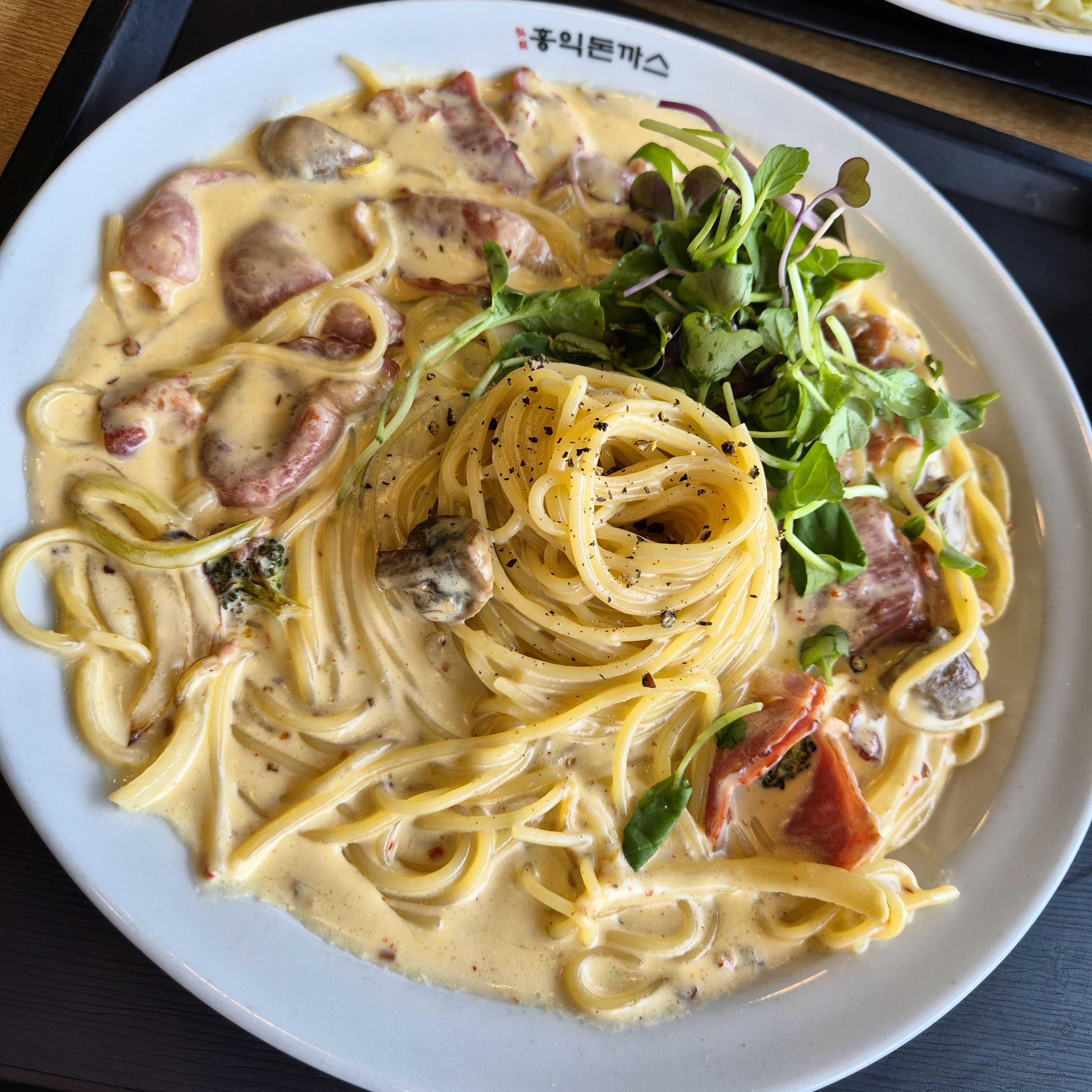 스파이시 까르보나라 처음 먹어봤는데 베이컨도 많고 매콤하니 맛있어요👍👍 양도 많더라구요:)