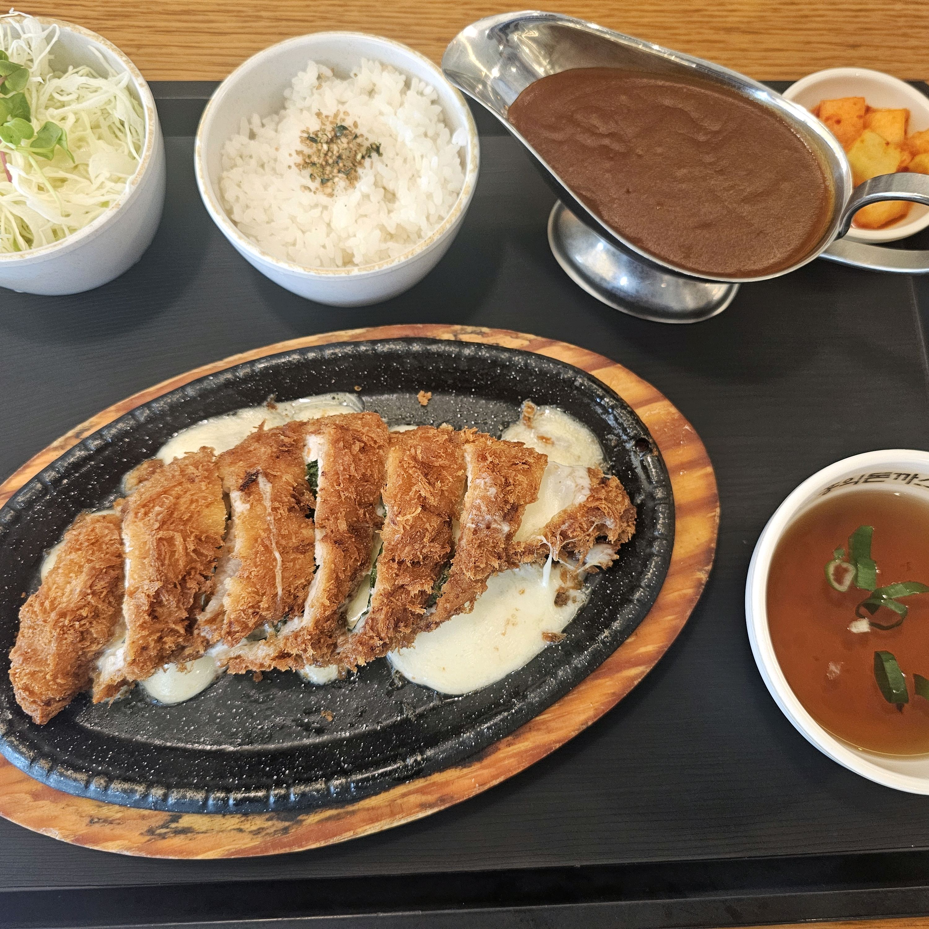 아이들 좋아하는 돈까스 먹으러 왔어요~ 치즈돈까스에는 깻잎이 들어가서 맛이 배가 되구~~