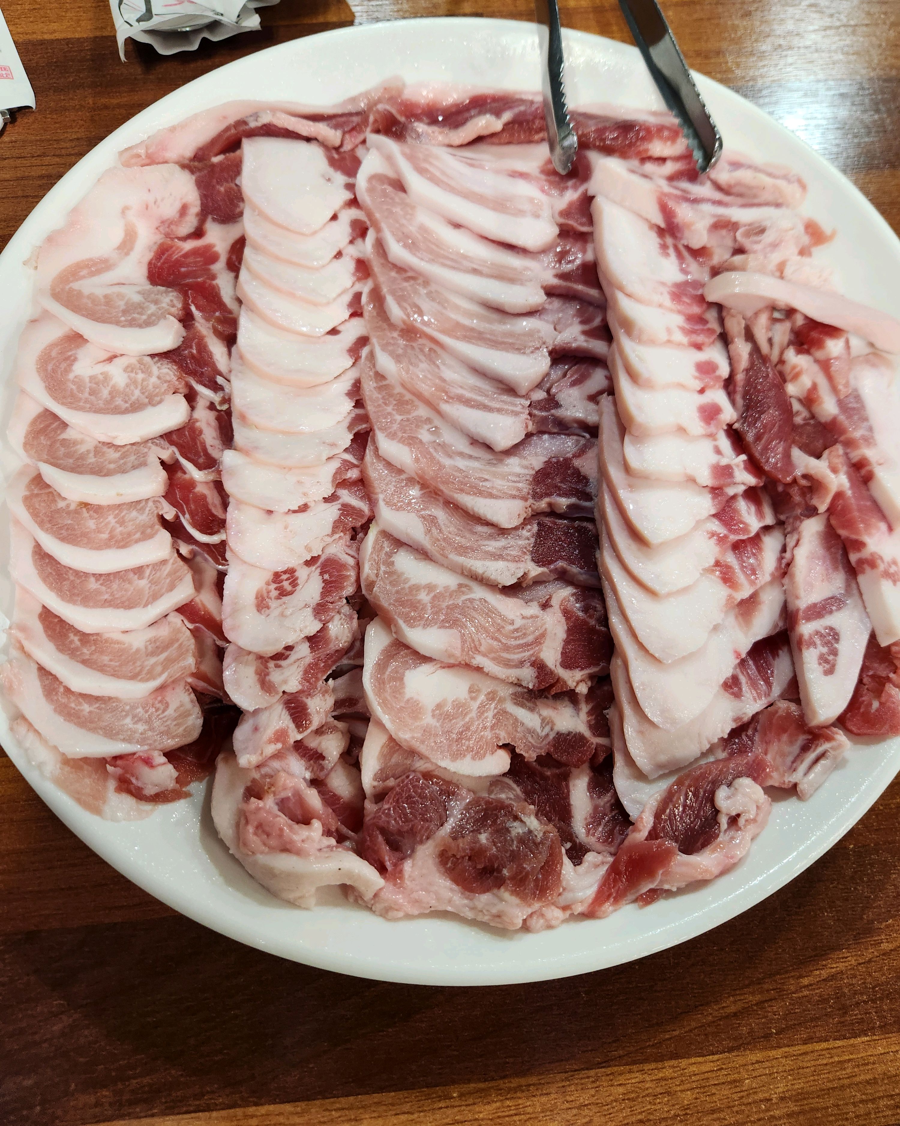 부산와서 처음 먹은 음식인데 고기가 정말 쫀득하고 신선한거같아요 소금만 찍어먹었을 때 가장