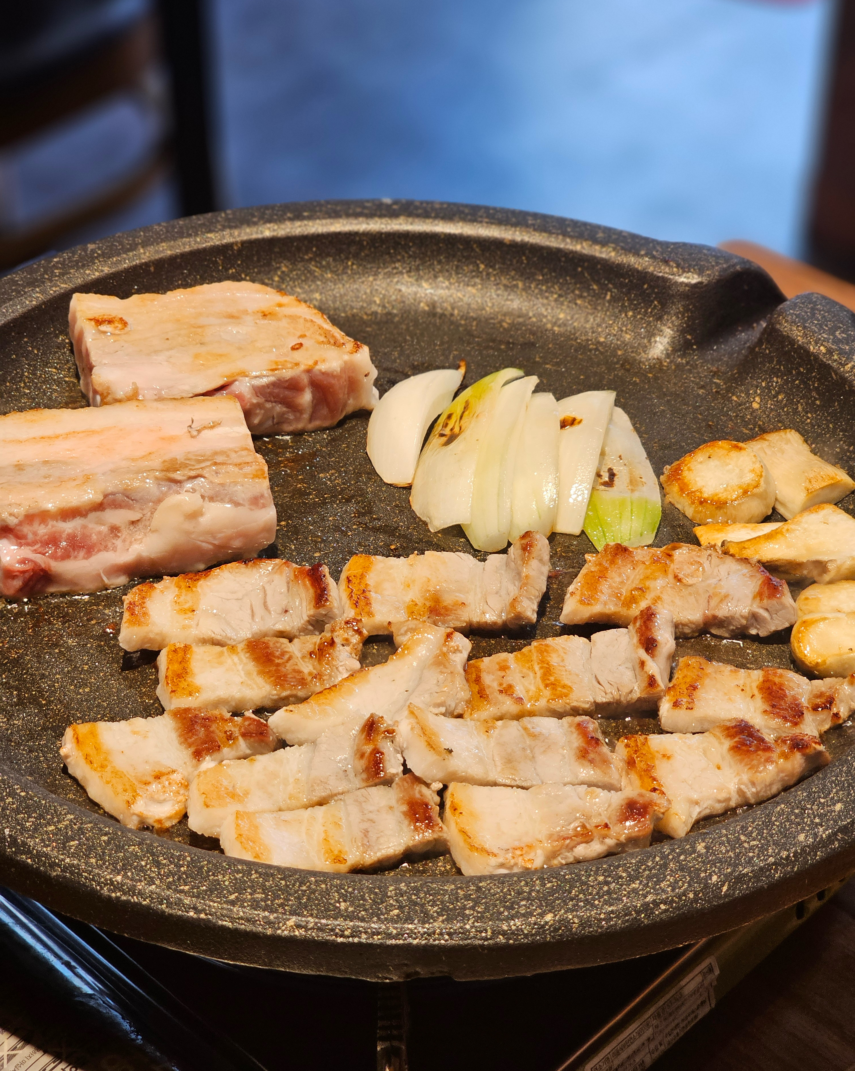 천호암사에서 생맥과 삼겹살을 파는 곳을 찾다찾다 발견했어요 :) 사장님 짱친절에 고물가 시