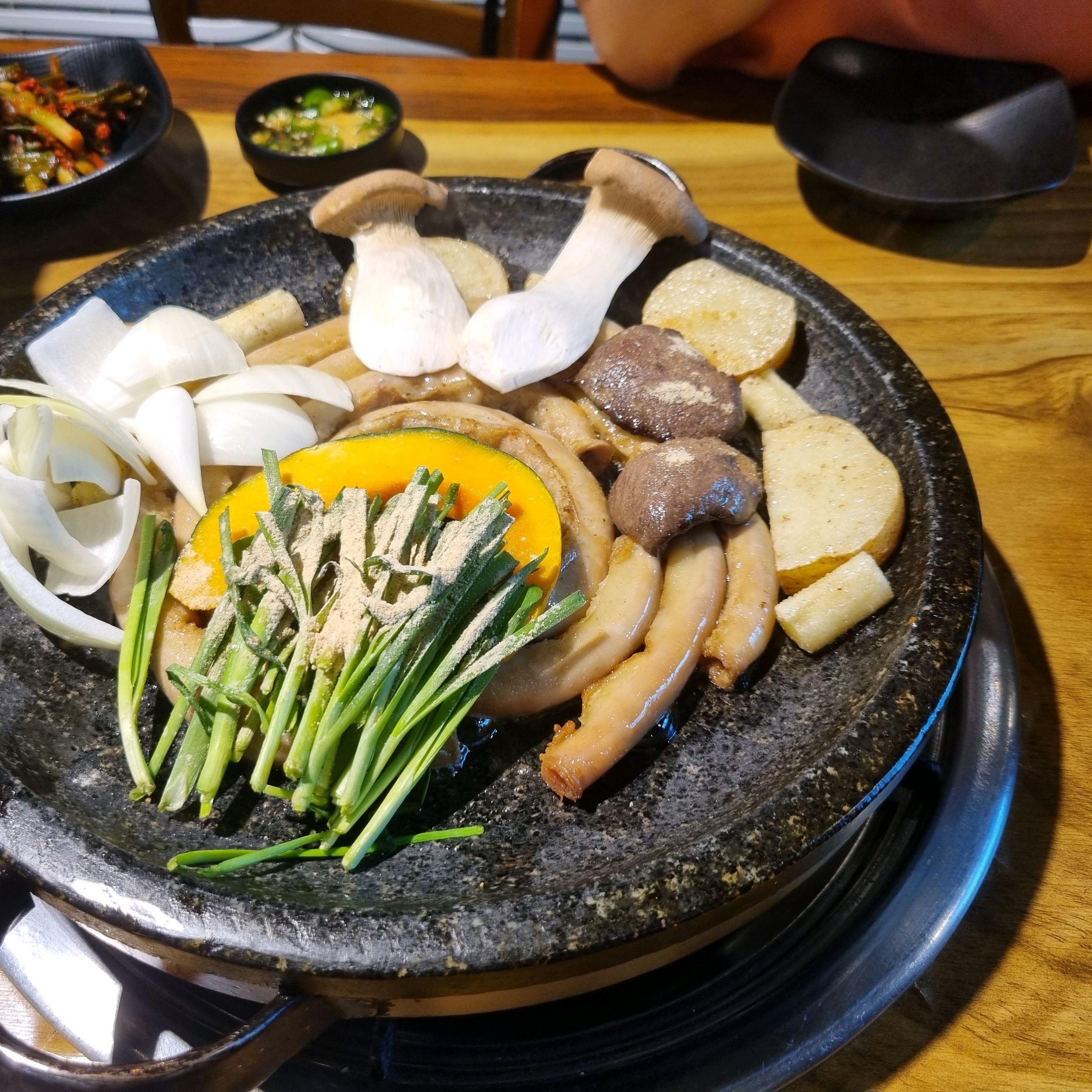 알곱창은 첨 먹어봤는데 곱이 진짜 많았어요. 직접 구워주셔서 편하게 먹을 수 있었고, 겉바