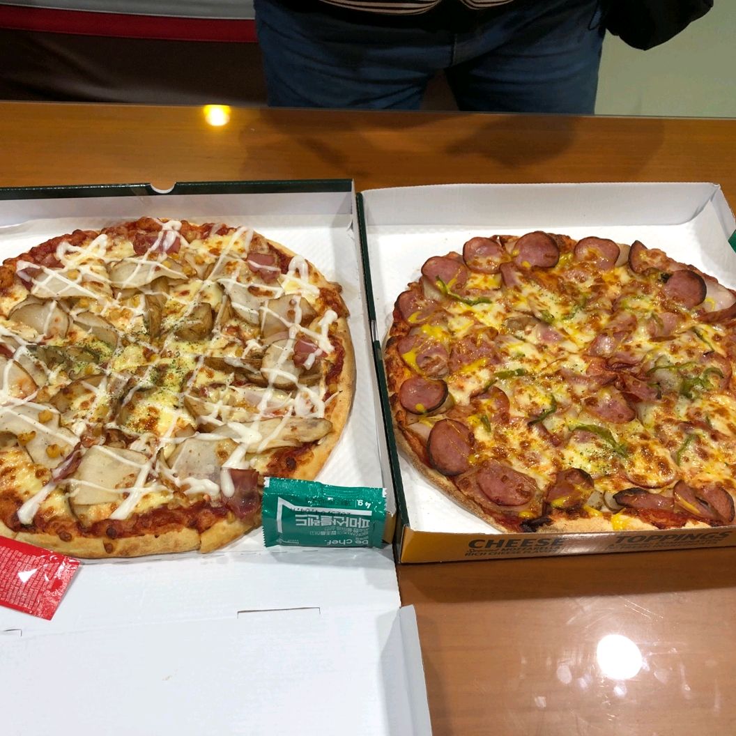 모임이 있어서 뉴코아 지하1층 피자몰에서 피자2판을 시켜갔다. 맛있었다. 느끼할 것같았는데