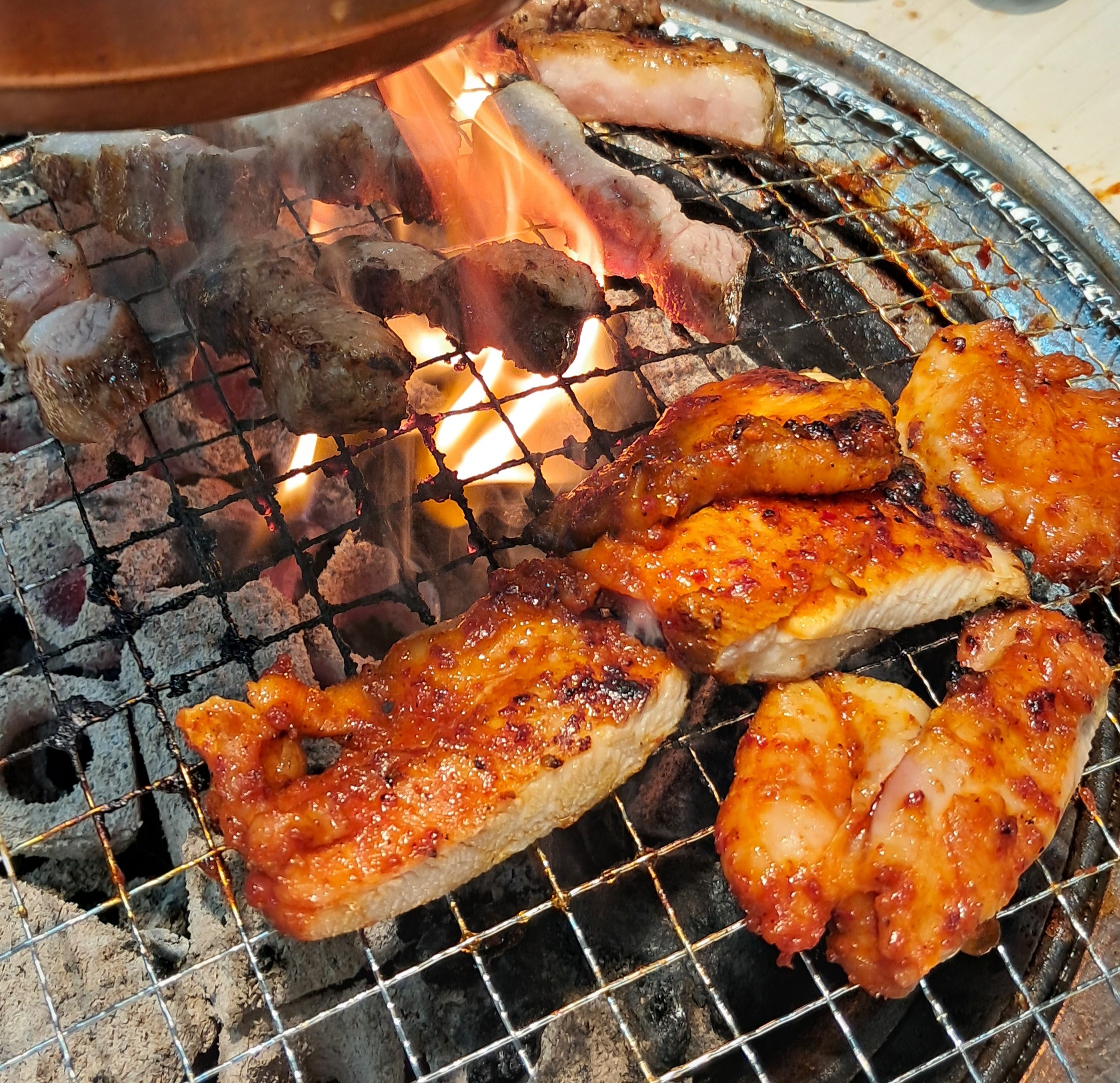 양념돼지갈비 먹고 싶어서 엄마랑 명륜진사갈비에서 저녁 먹었는데 고기종류도 많고 떡볶이도 생