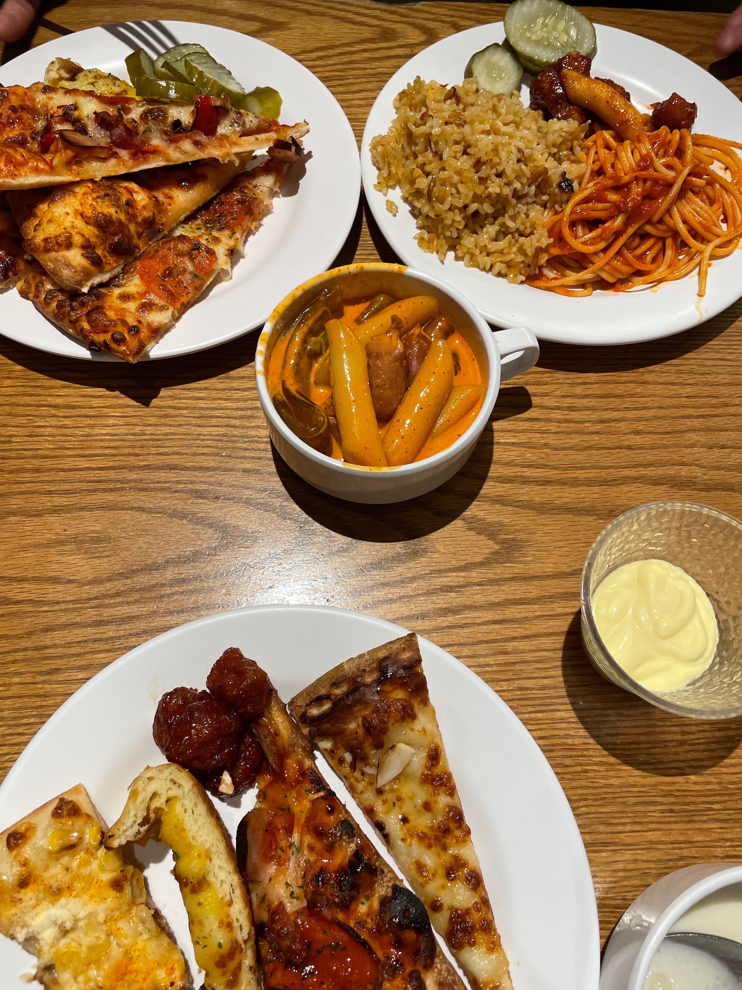 안산에서 간건데 피자가 바싹 말라가지고 턱이 빠지는줄 알았어요 ㅜ스파게티는 다 불었고 감튀