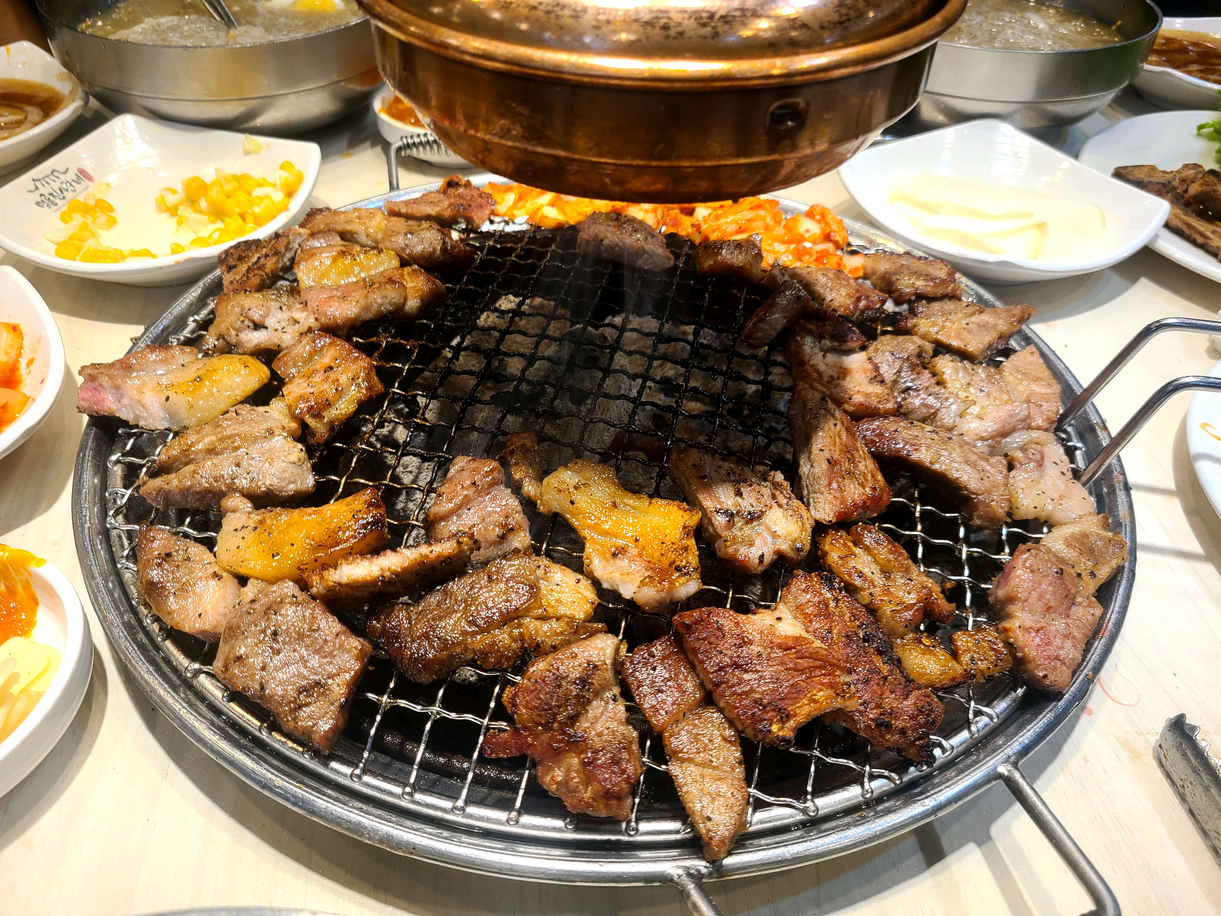 목살, 갈매기살 등 고기 종류 다양하고 냉면도 맛있어요. 다만 다른 지점과 달리 여기는 태