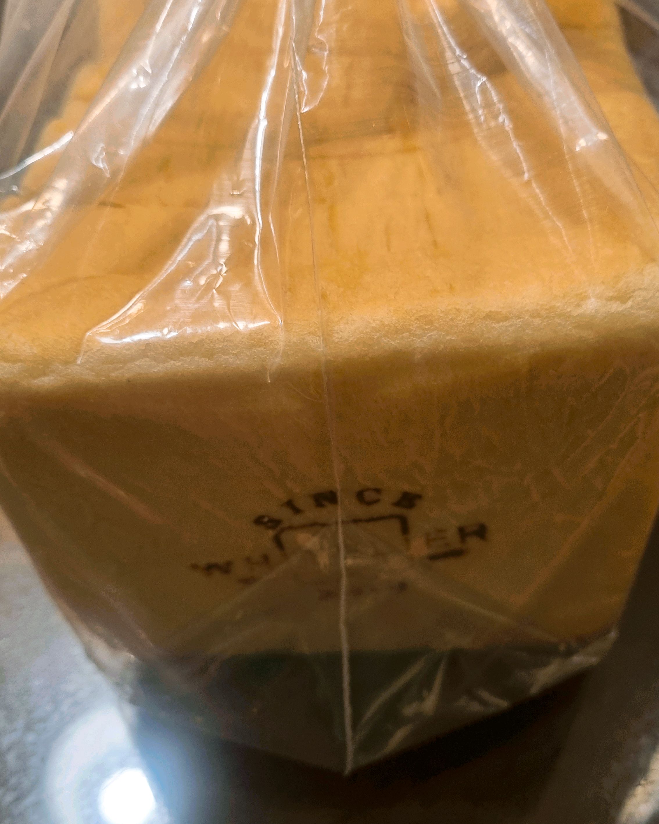 줄이 길게 늘어서 있어 호기심에 사봄. - 부산 중구 맛집 화이트리에 롯데백화점광복점