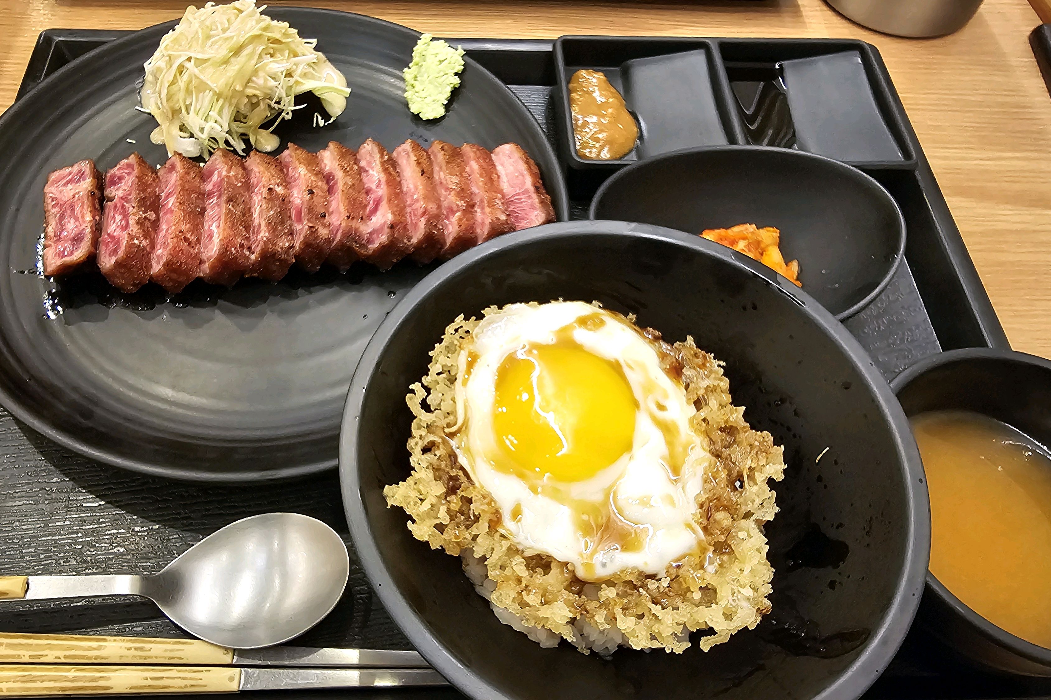 고기 부드럽고 맛있어요! 저 간장 계란은 딱 예상되는 그맛인데 계란 겉에 붙은 튀김(?)