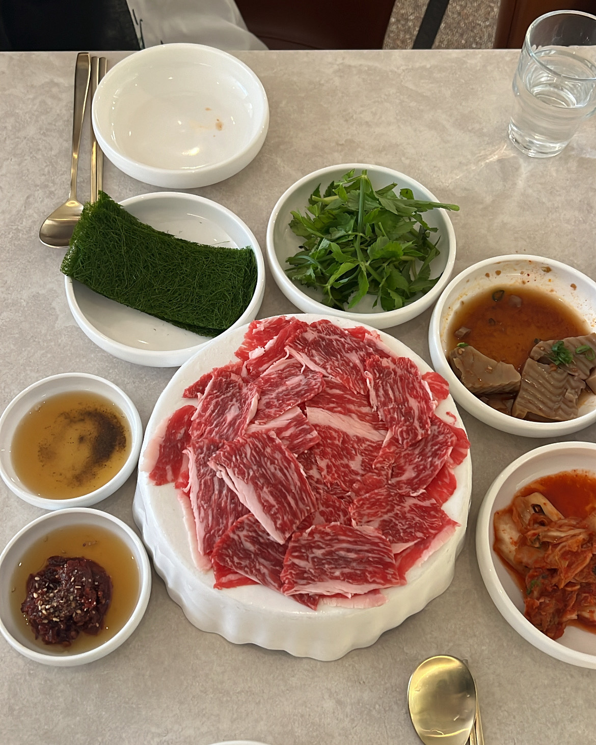 투쁠++차돌박이 육사시미에 화이트와인을 페어링했는데 너무 맛있네요..노랑가오리회도 꼬숩고 