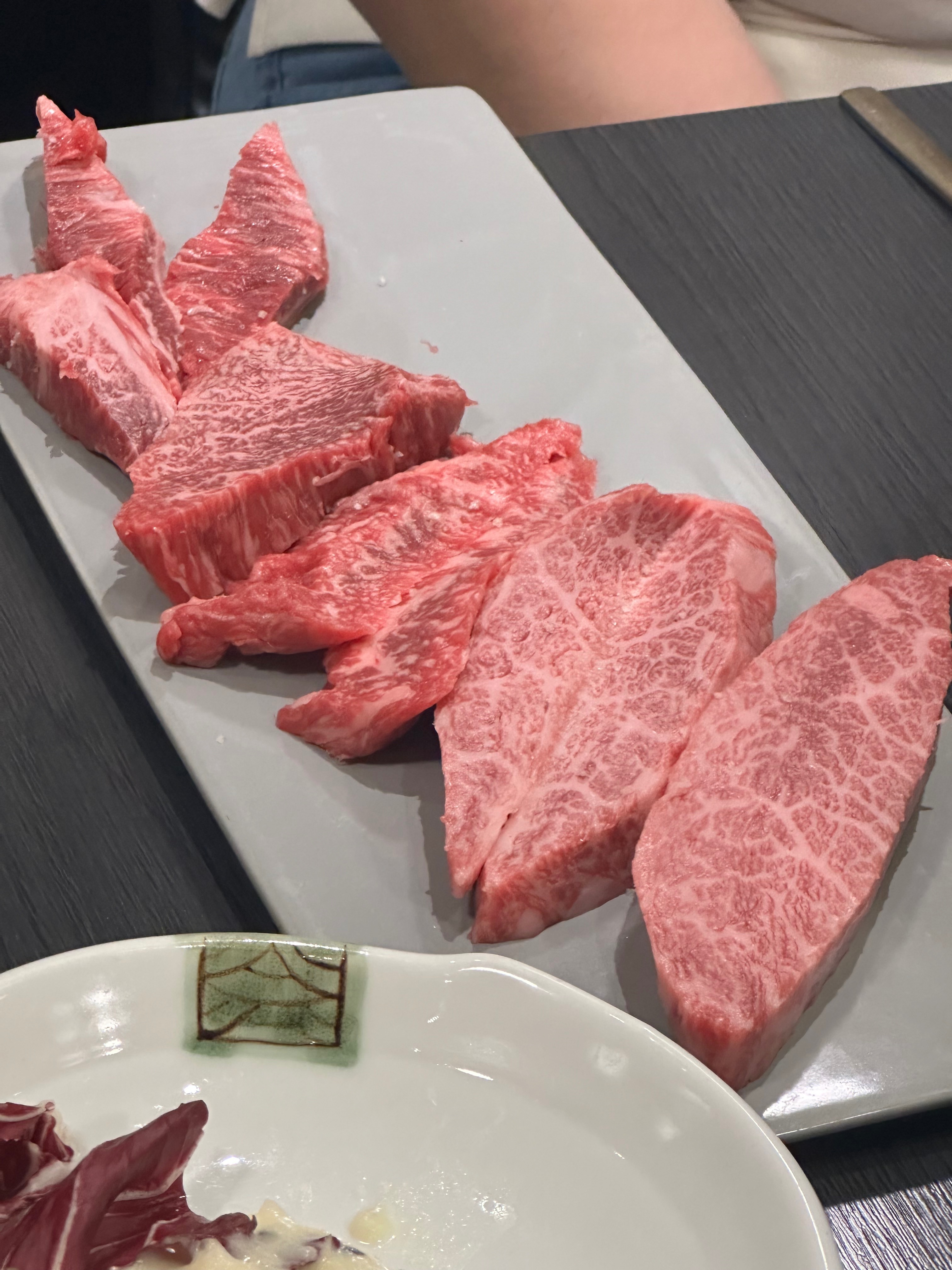 고기가 정말 맛있어 보이기도 하고 진짜 맛있어요.. 회식장소로 너무 좋은 것 같아요 방도