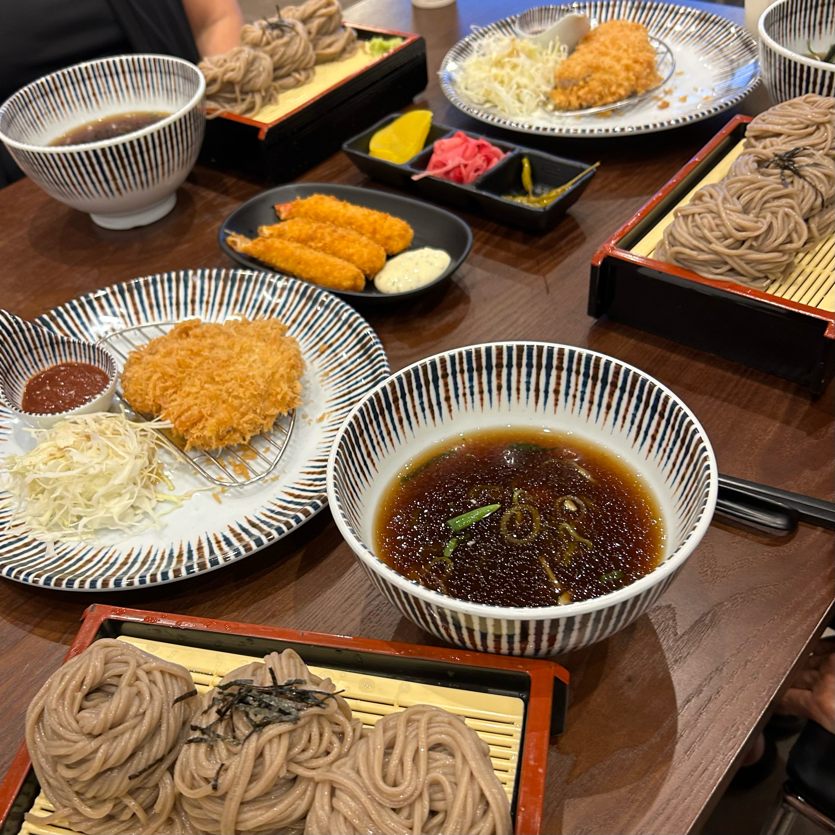 요즘 날씨가 더워서 삼동소바를 자주 찾게되는 것 같아요~ 주차장 넓고 음식도 맛있는데 마감