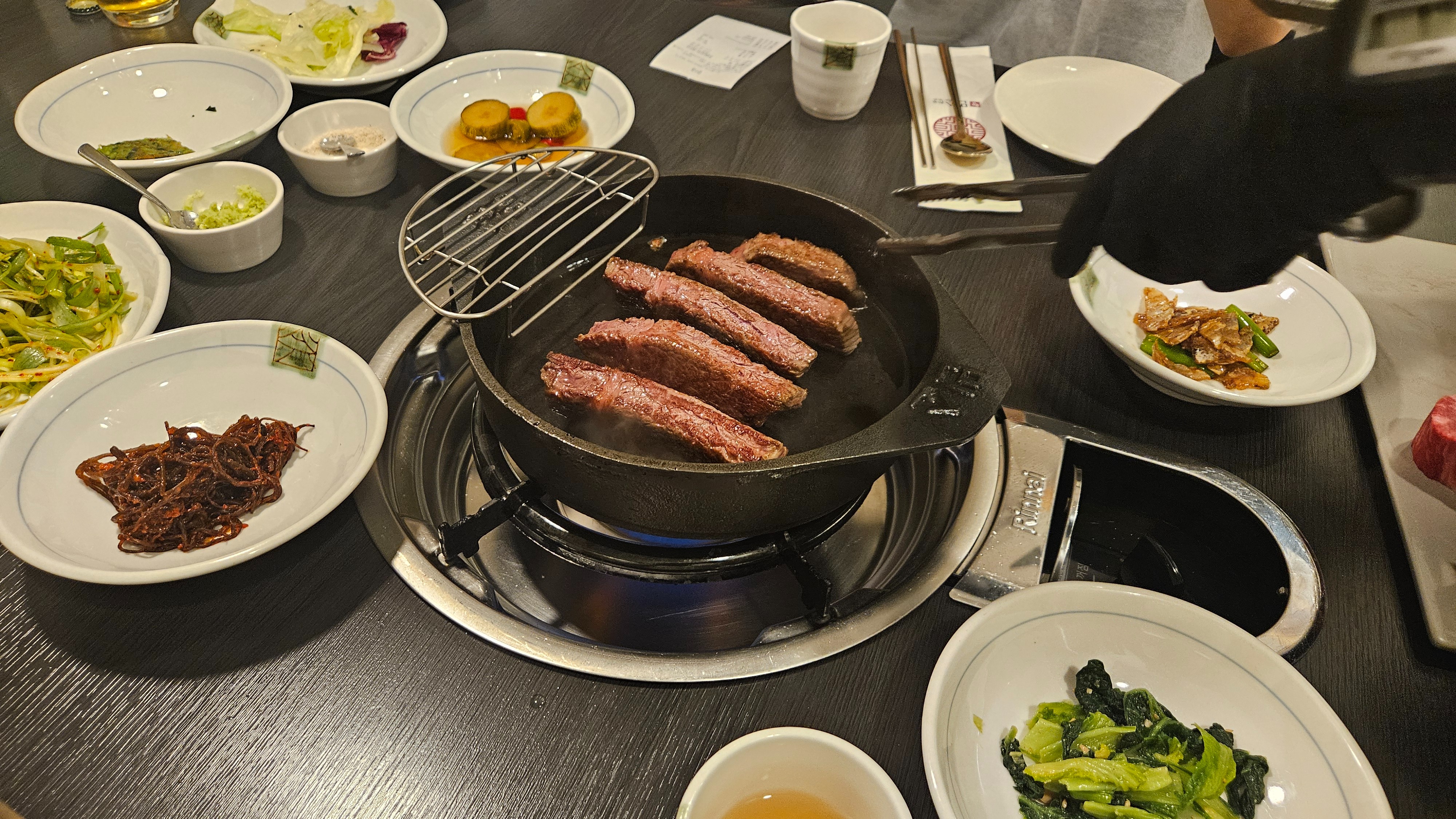 고기질도 너무 좋고, 같이 나오는 찬도 깔끔하니 훌륭합니다. 개별적인 룸 형태로 되어있어