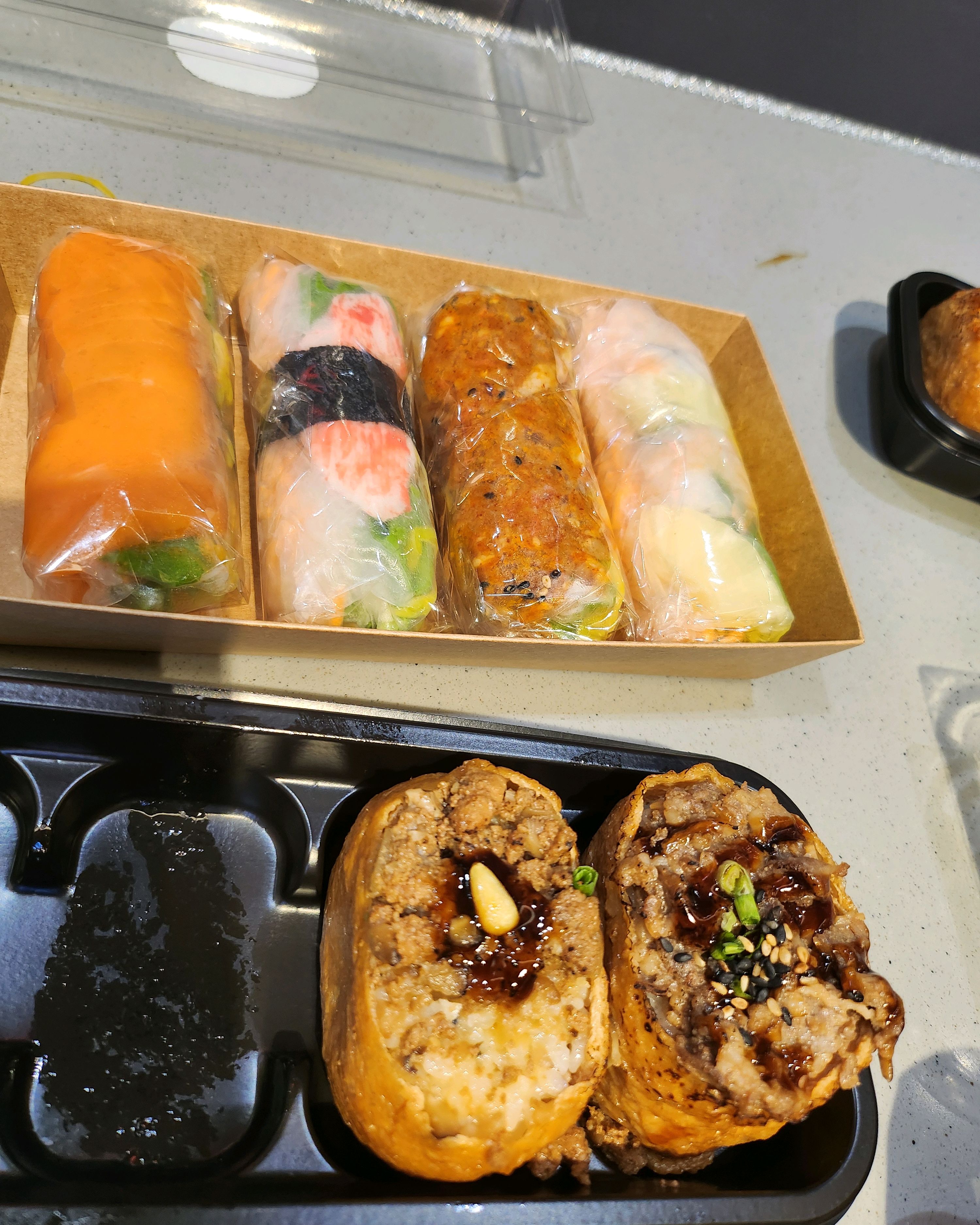 다양한 토핑의 유부초밥~ - 서면역 맛집 화이트리에 롯데백화점 부산본점