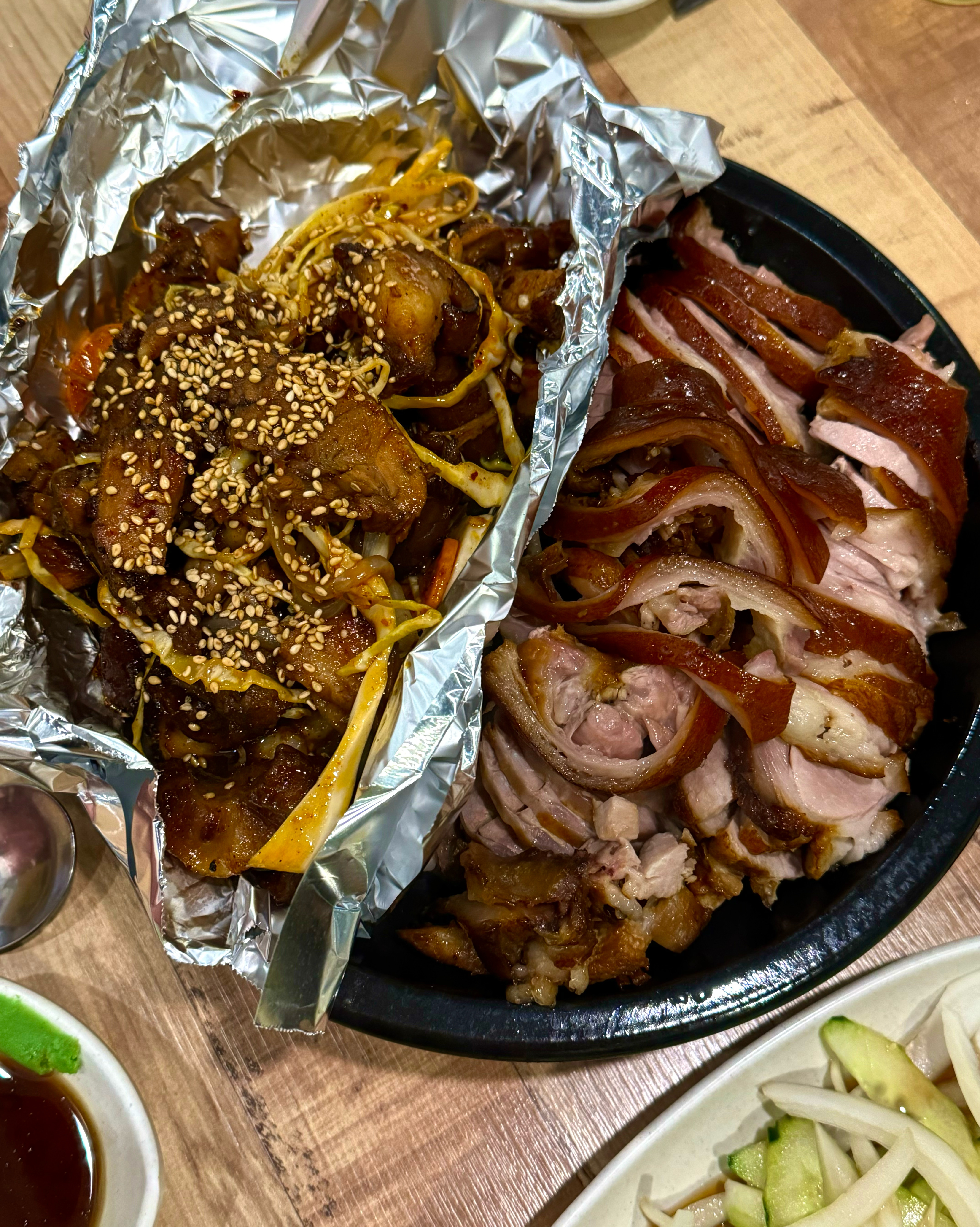 친구랑 같이 근처에서 운동하고 족발이 급 땡겨서 방문해서 먹었어요🔥 반반족발 주문했는데 저