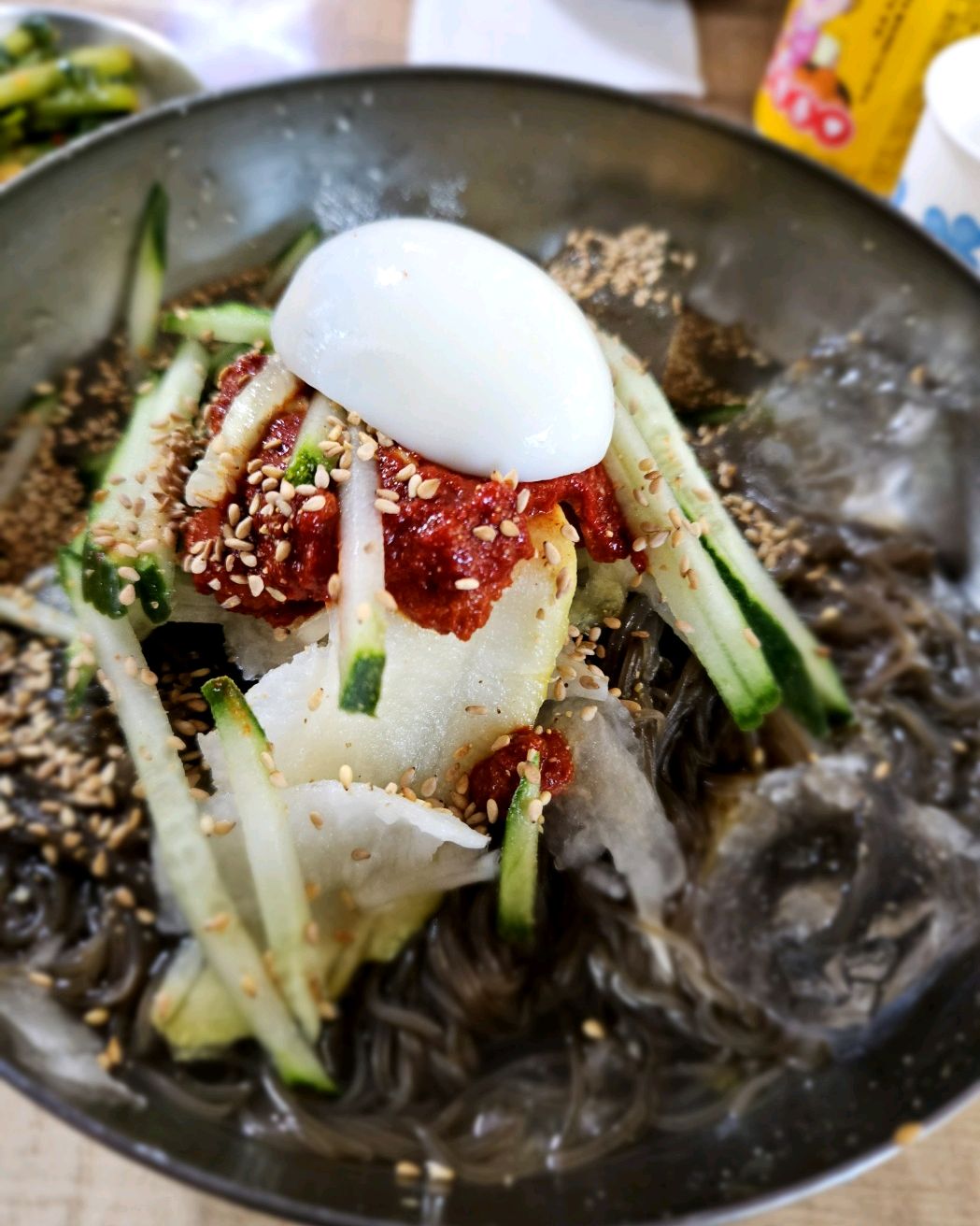 양념이 독특한것같아요 처음 느껴본 양념맛이라 조금 당황했는데 더 먹어보면 좋아질수도 있을거