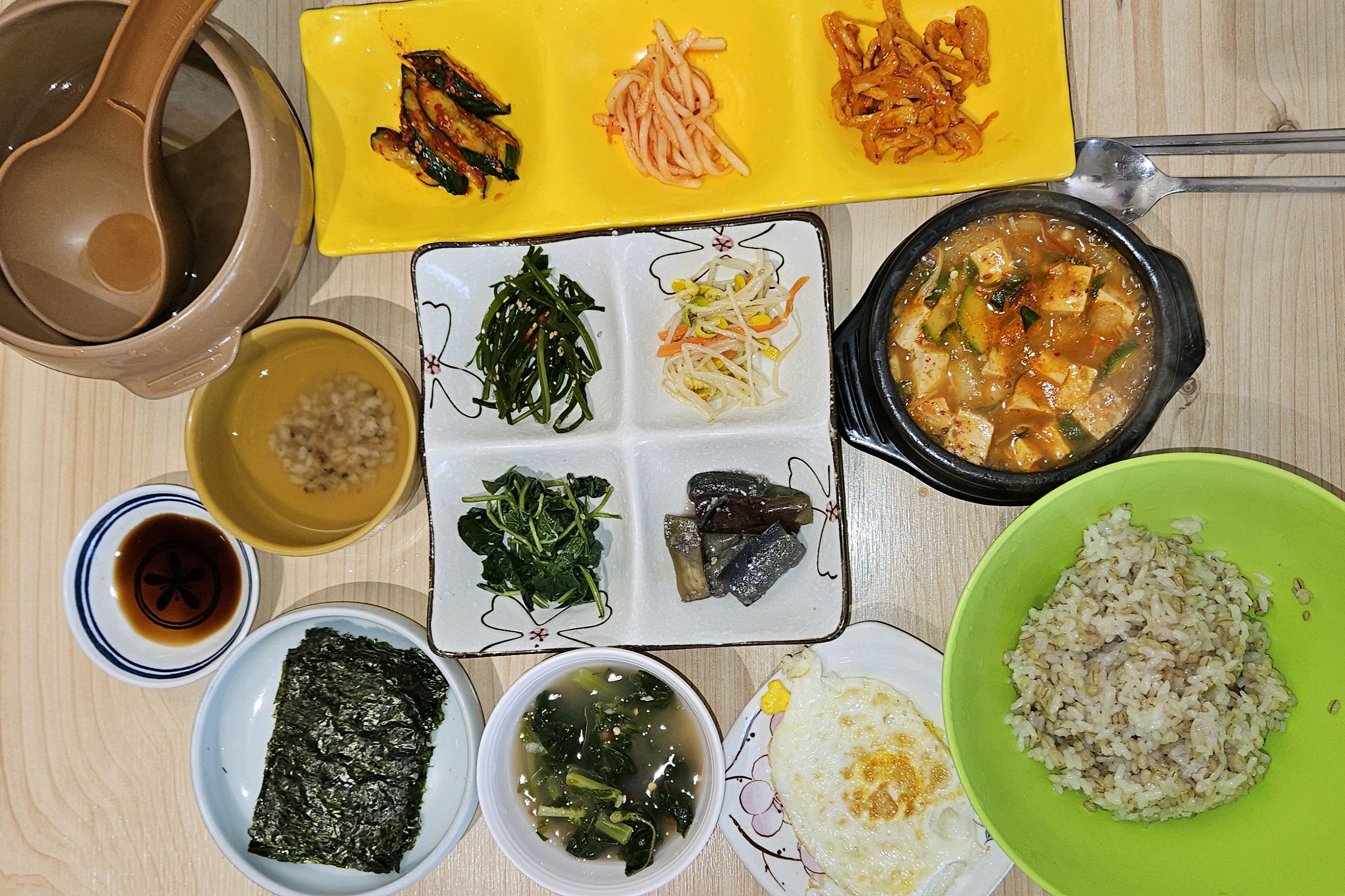 보리밥 정식이(9천원) 제일 잘 나간다고 해서 그걸로 주문했어요. 맛있었고 가성비 좋습니다