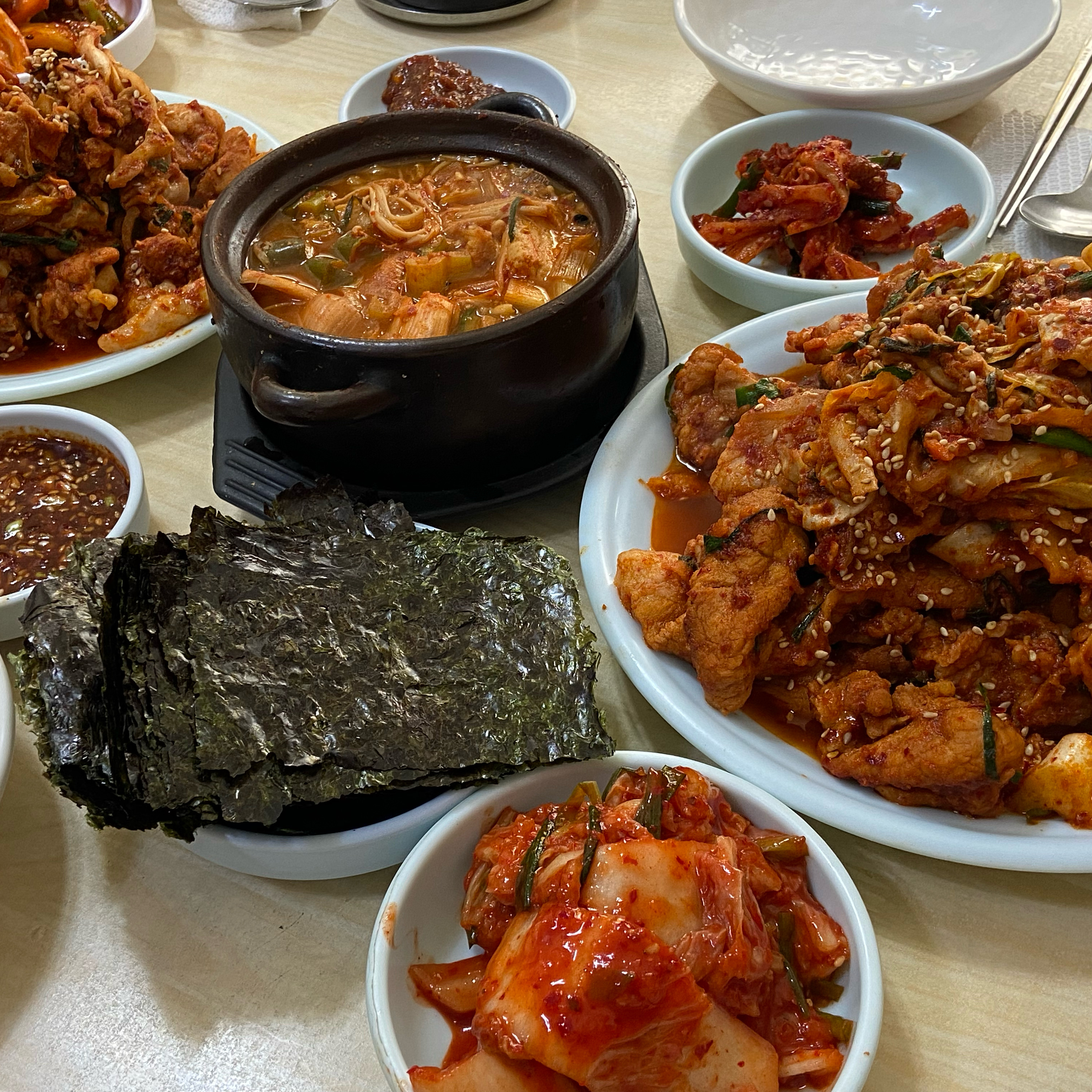 푸짐하고 맛있어요 연세 많으신 할머니 혼자 하시고 sns 유명세에 찾아오는 사람들이 많아서
