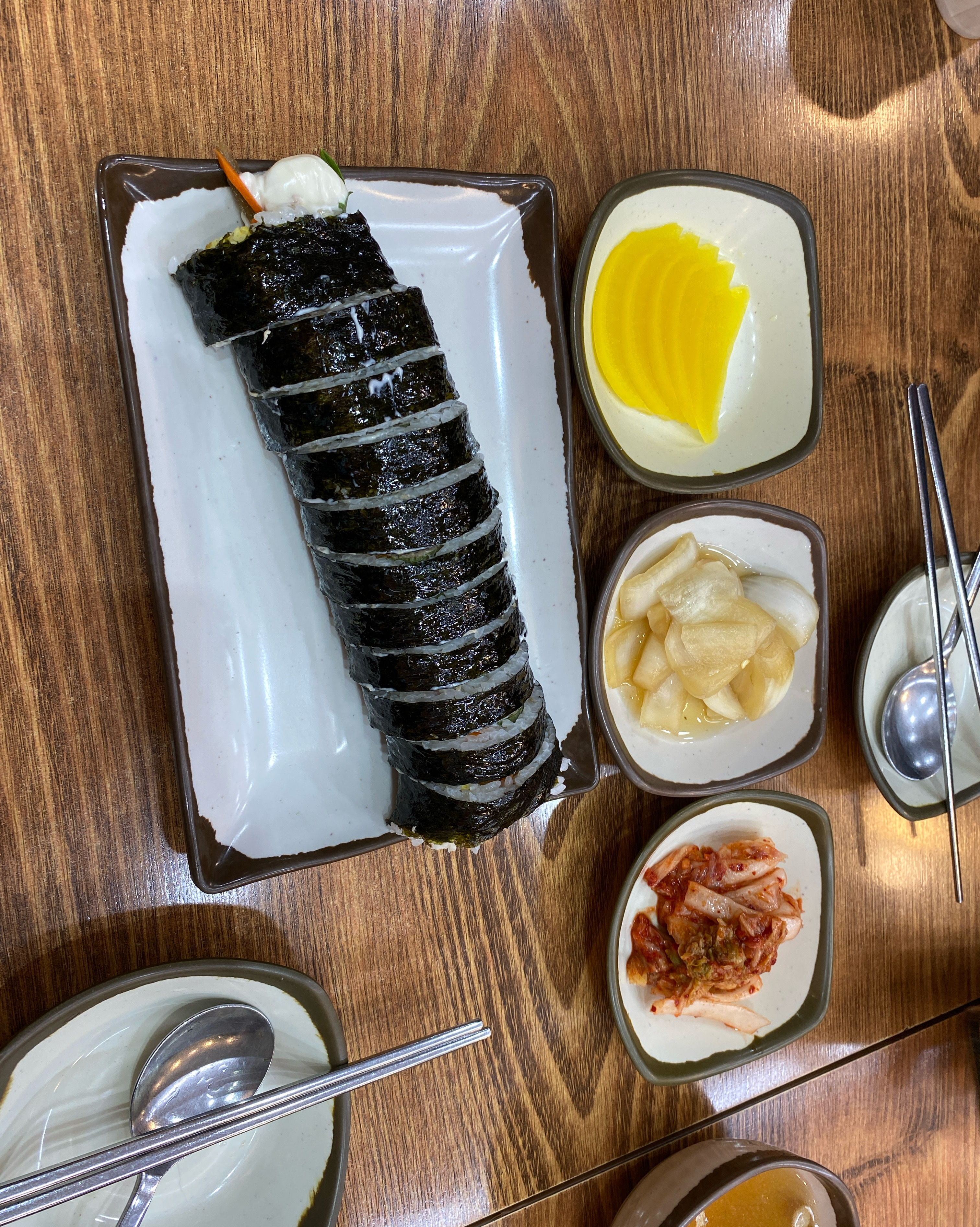 9시가 넘어서 식당을 찾다보니 갈 수 있는 곳이 김밥천국 이었어요 ㅎㅎ 직원분들이 너무 친