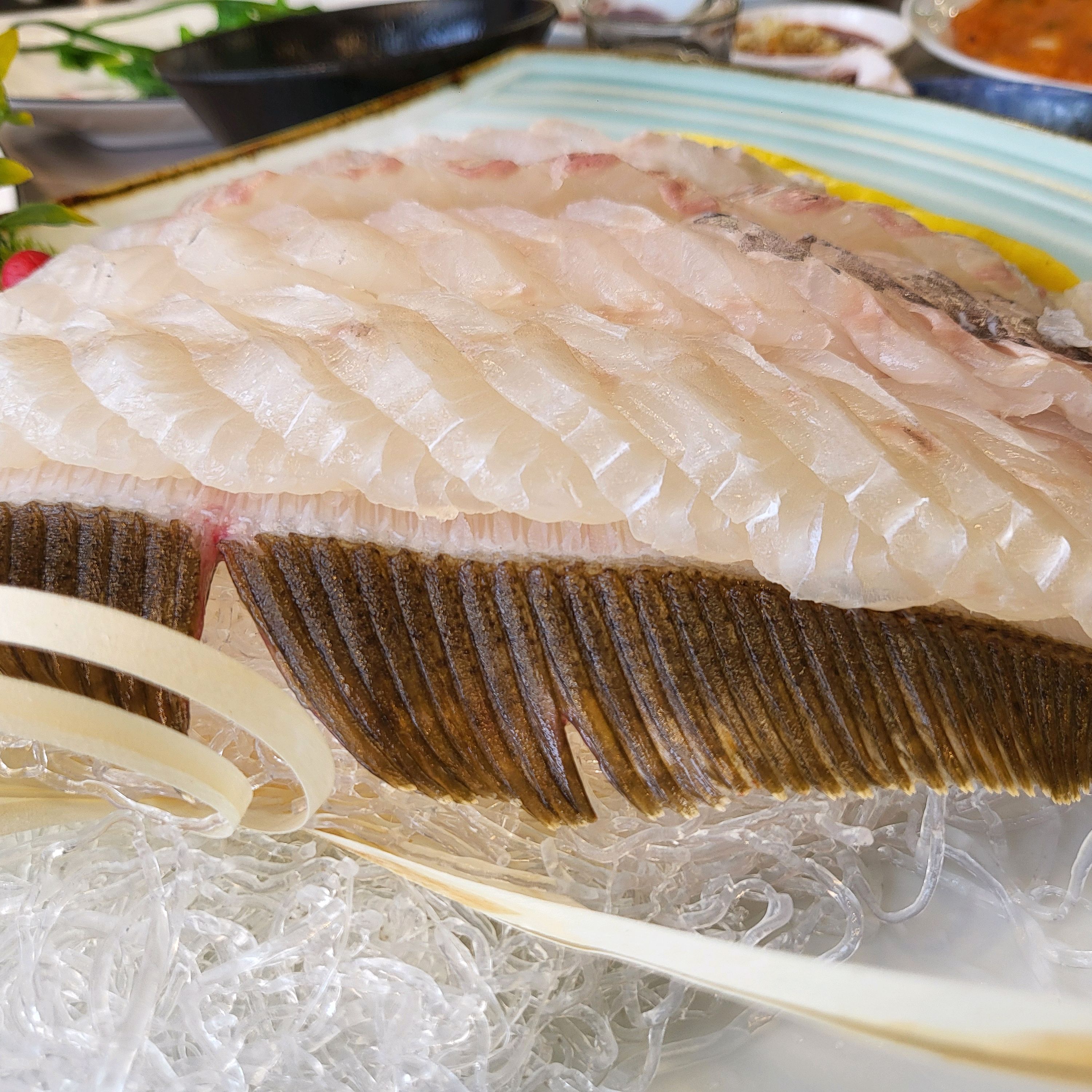 회좋아하는 큰아들덕에 갑자기방문하게된 경포비치횟집! 큰놈은 회. 작은놈은 대게. 전