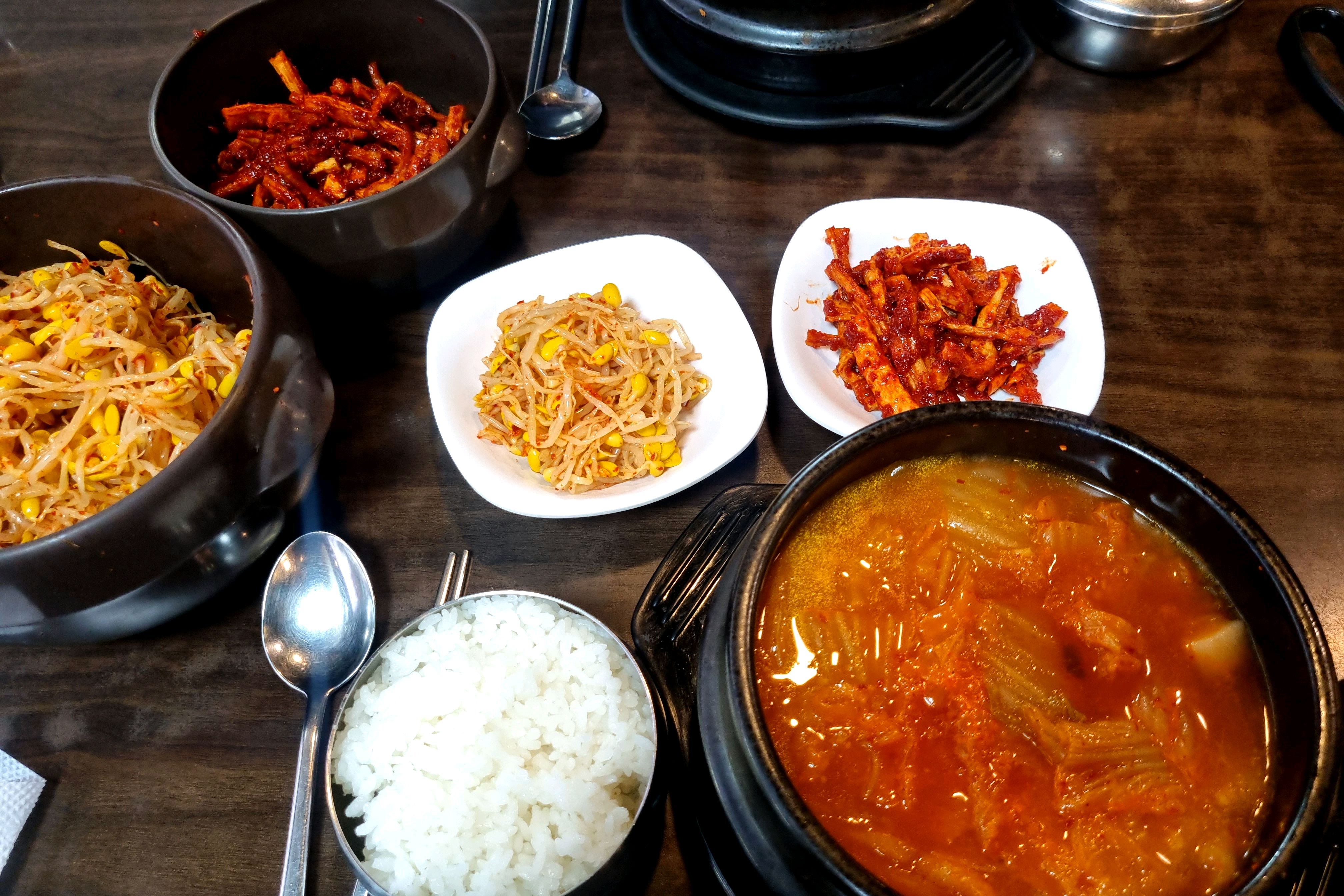 콩나물,무말랭이 다 때려넣고 조사(?)서 먹는 김치찌개 맛집이에요. - 천호동 맛집 명품 기사식당 뚝다리 김치찌개