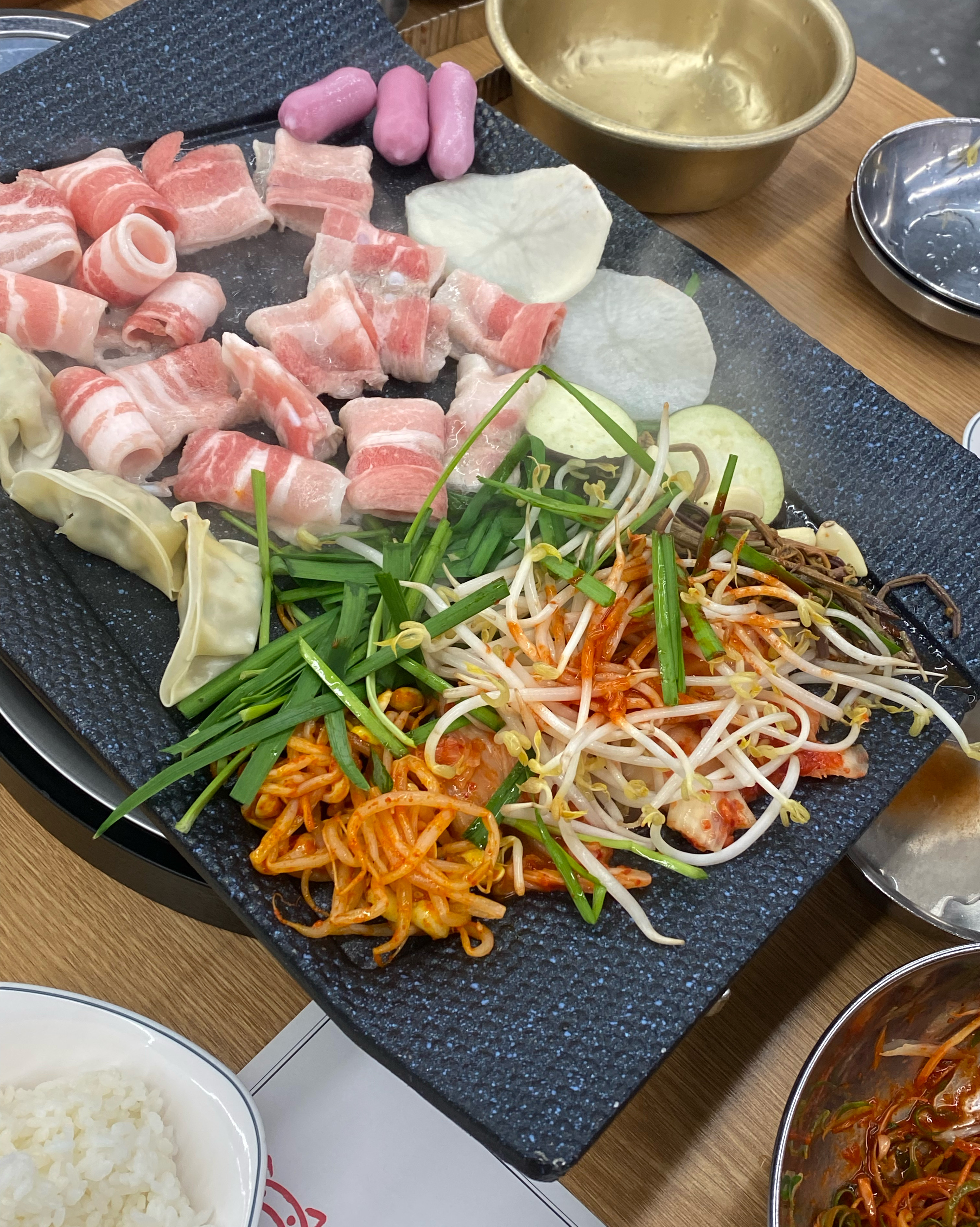 냉삼 먹고 싶으면 여기 방문 추천이요 기본 반찬도 맛있고 잘 나와요!! 쌈도 종류도 많고 