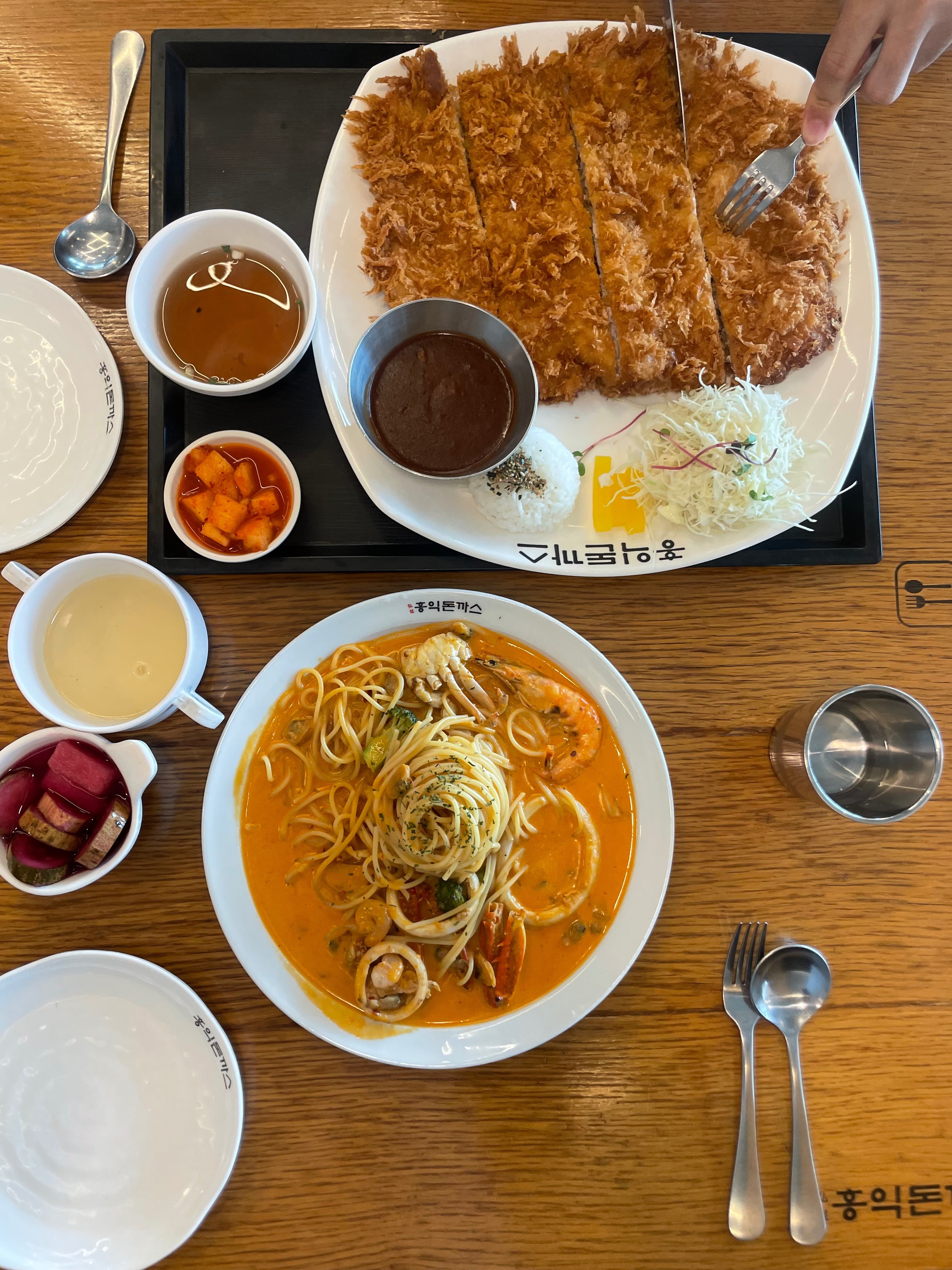홍익돈까스는 처음인데 와 돈까스 사이즈 실환가 엄청 크고 맛있습니다 같이 주문한 로제파스타
