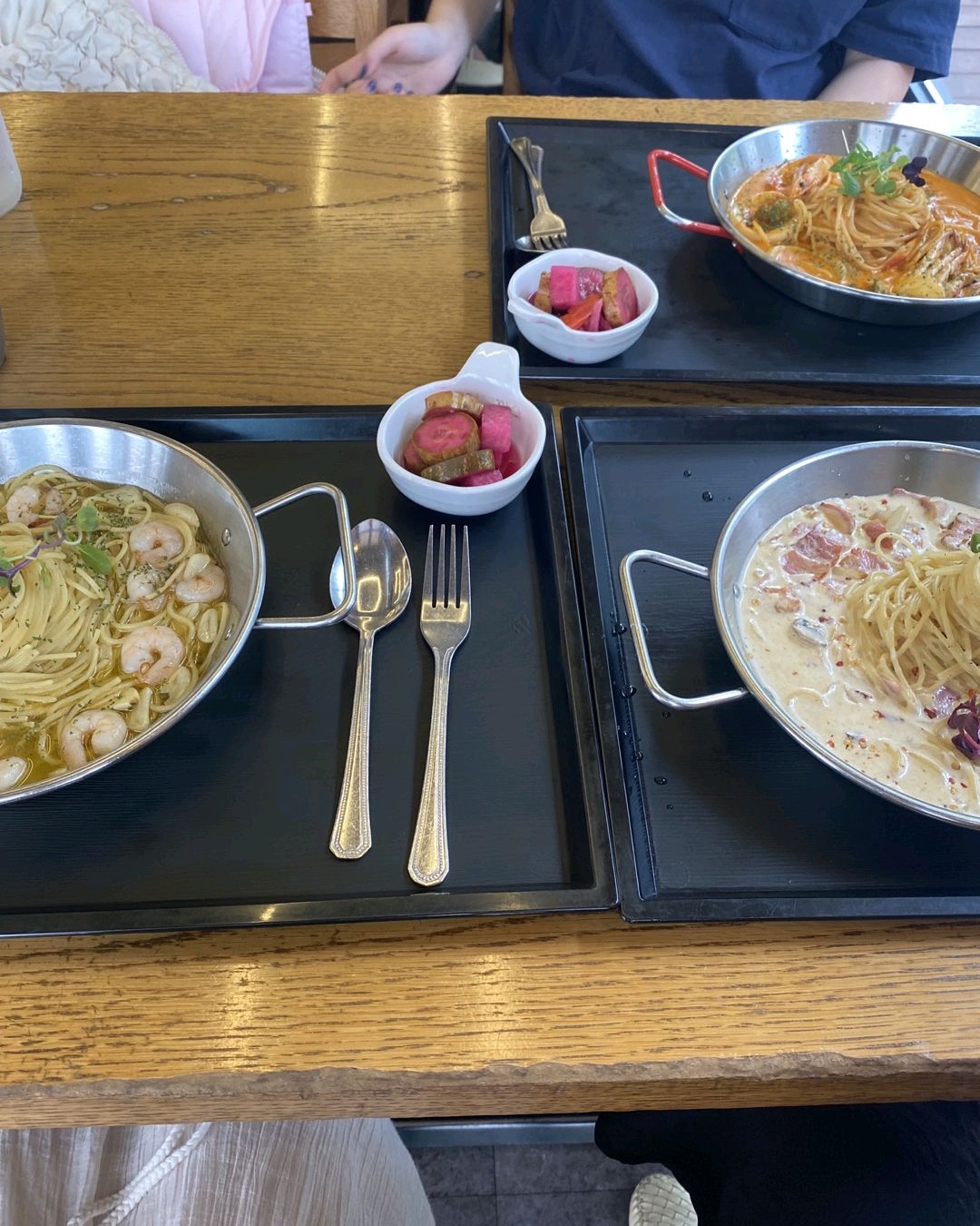 늘상 홍익돈까스 와서 먹던 메뉴 그대로 시켰는데 오늘 먹은 스파이시 까르보나라 맛이 살짝