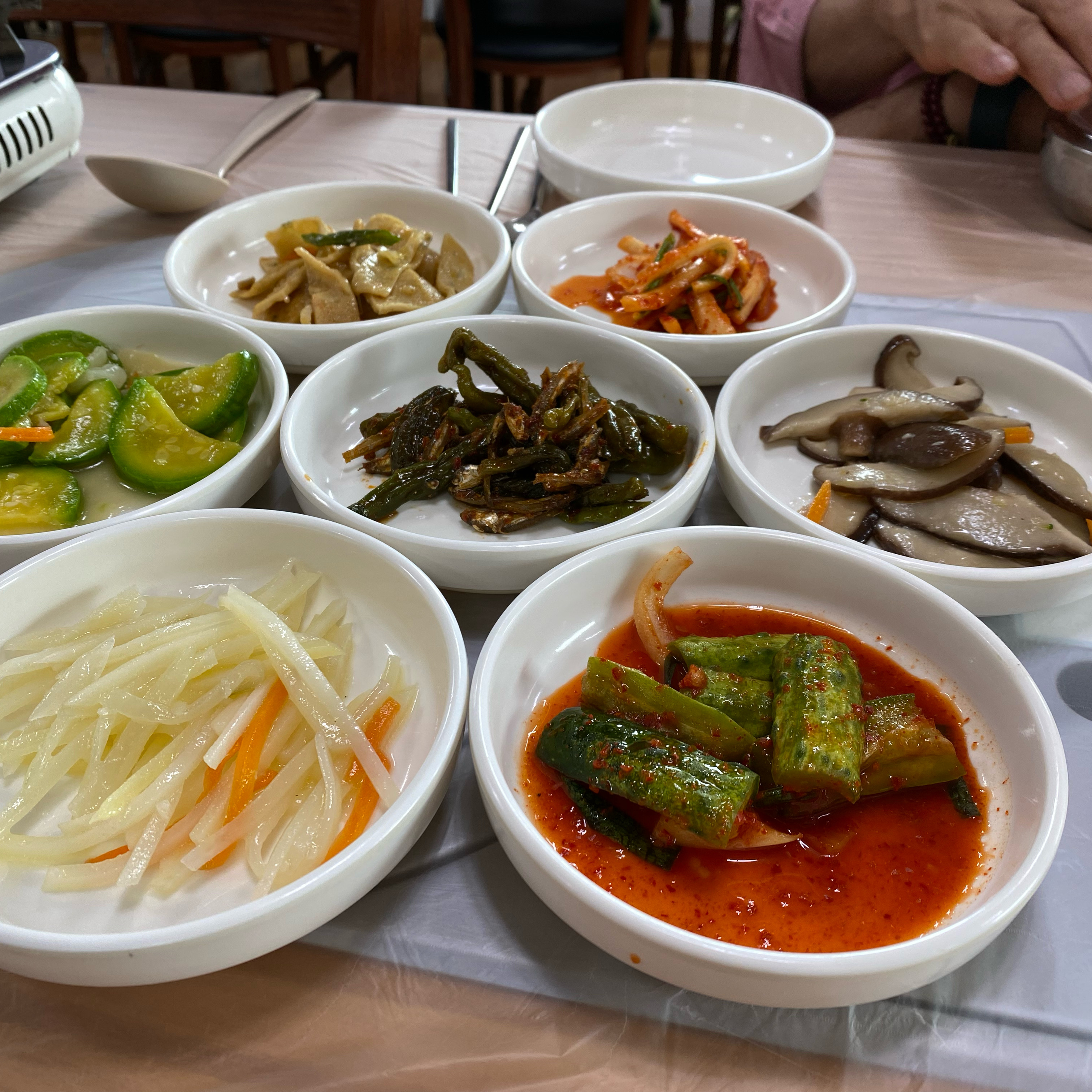 다양한 밑반찬 한 컷