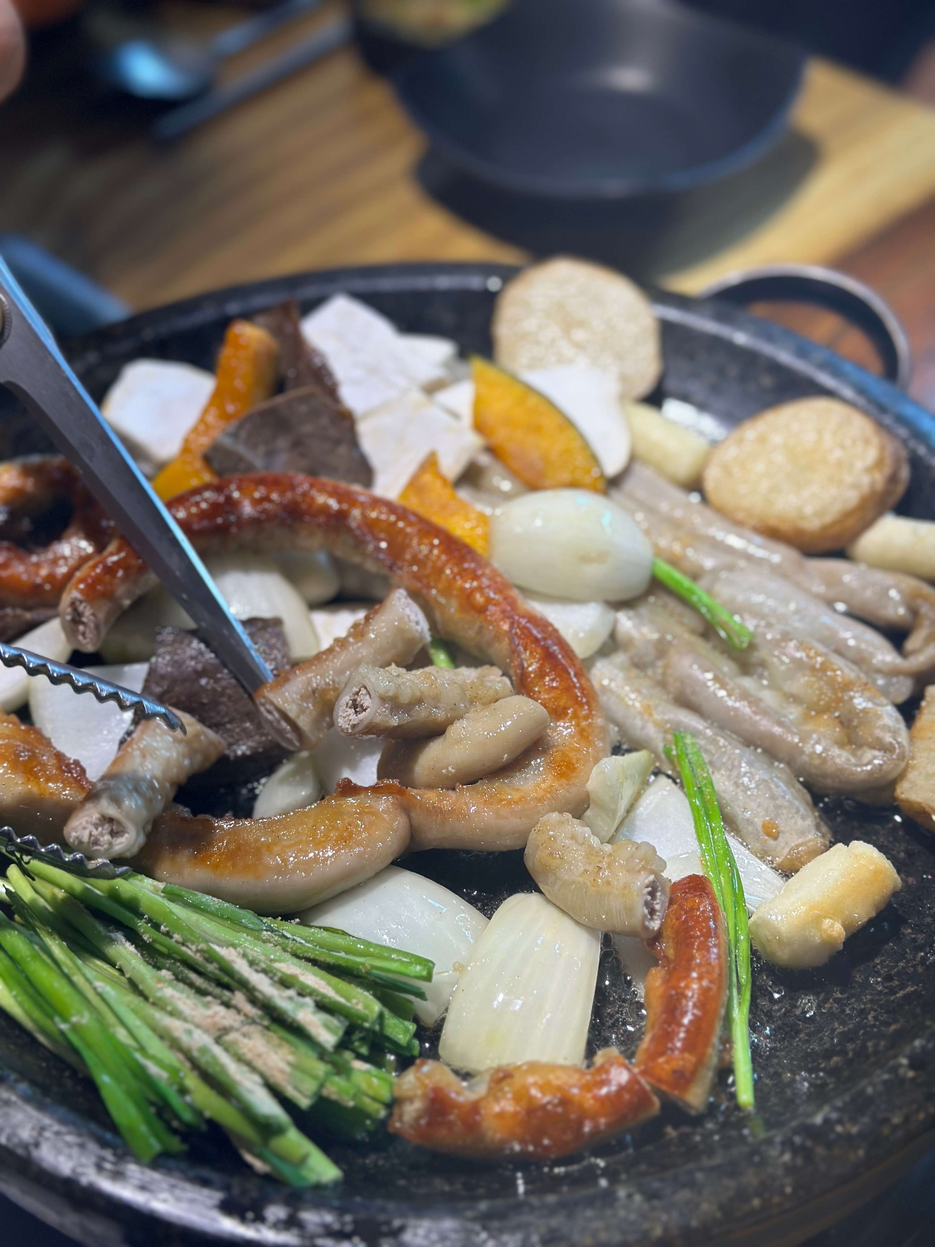 곱이 정말 실하게 꽉 차있고 고소해요! - 안양 맛집 옥돌양곱창구이 본점