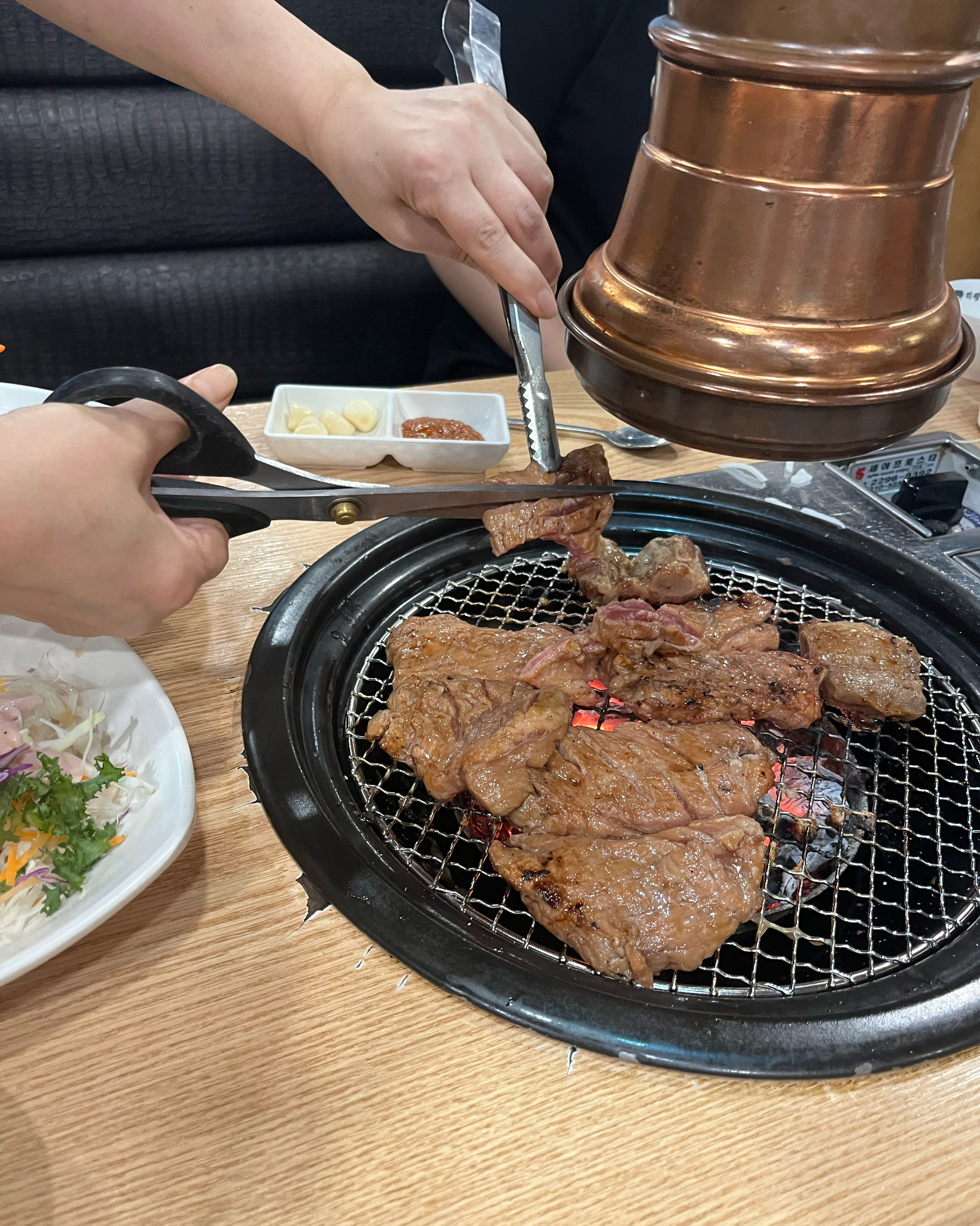 사장님이 고기도 직접 구워주시고 (직장인들에게 체고!) 너무 친절하세요! - 천호동 맛집 참나무본가 천호점