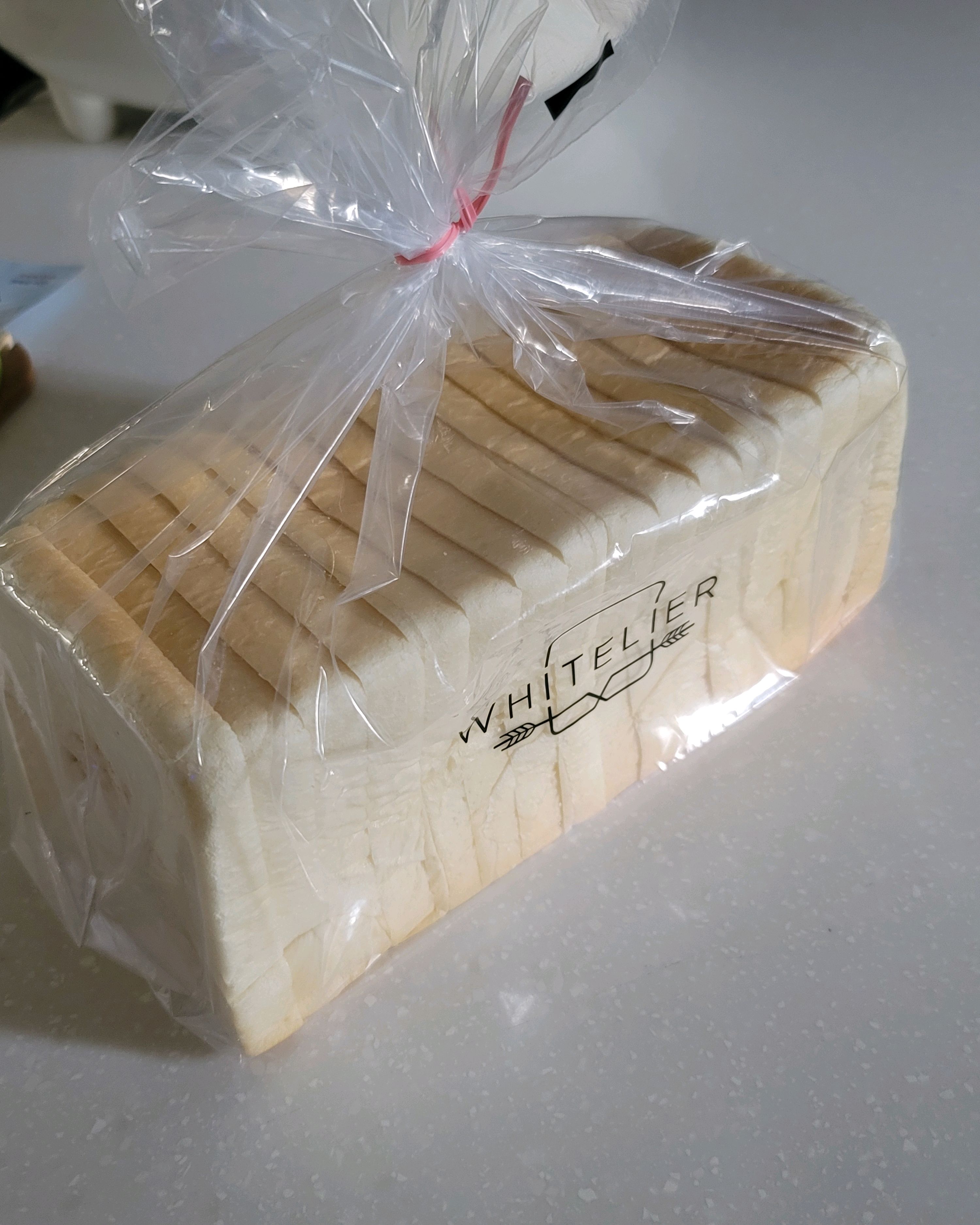 식빵계의 에르메스라고 친구가 추천해줘서 갔습니다 ㅋㅋ - 초전동 맛집 화이트리에 진주점