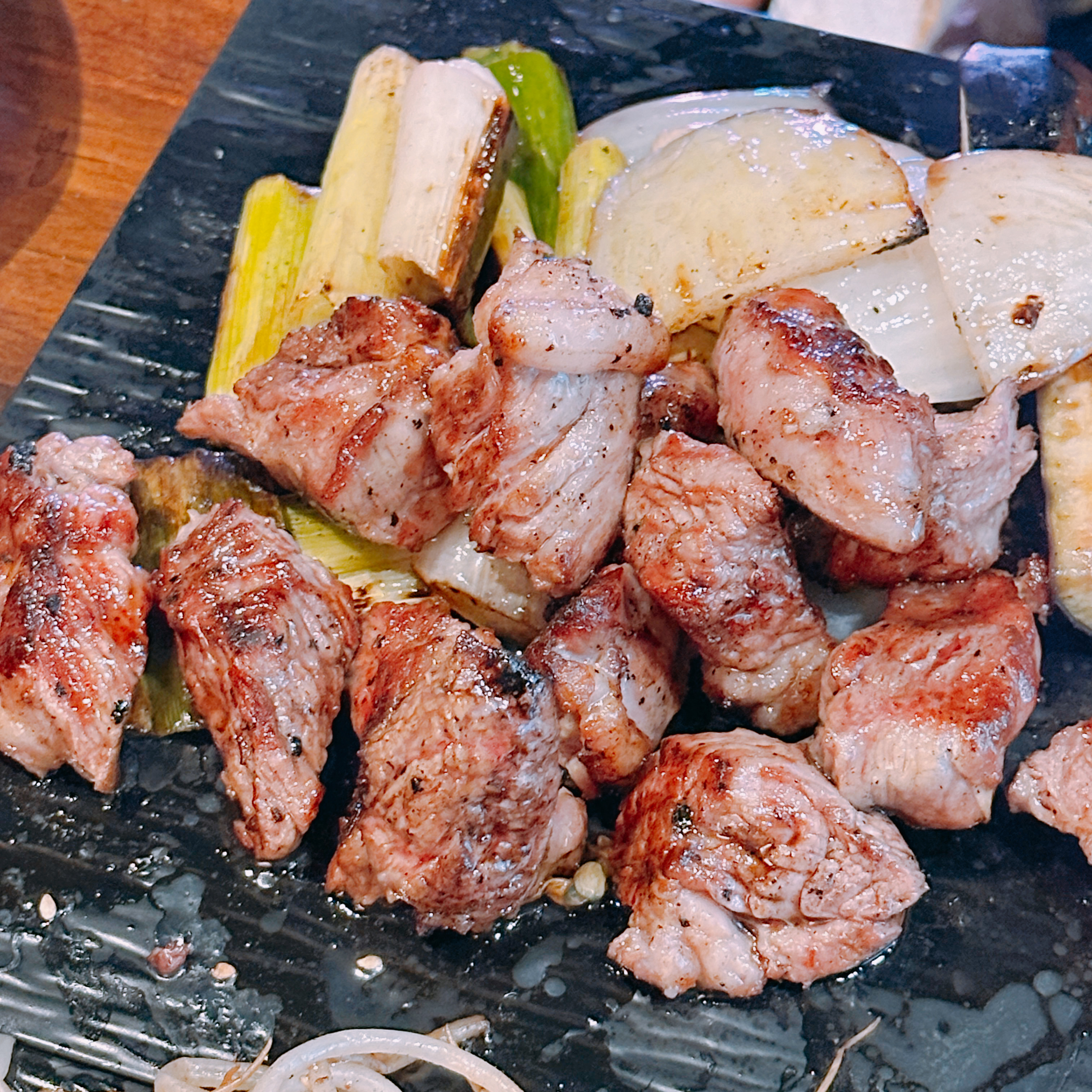 고기를 직접 구워주셔서 편하게 먹을 수 있었습니다~! - 불당동 맛집 다루마