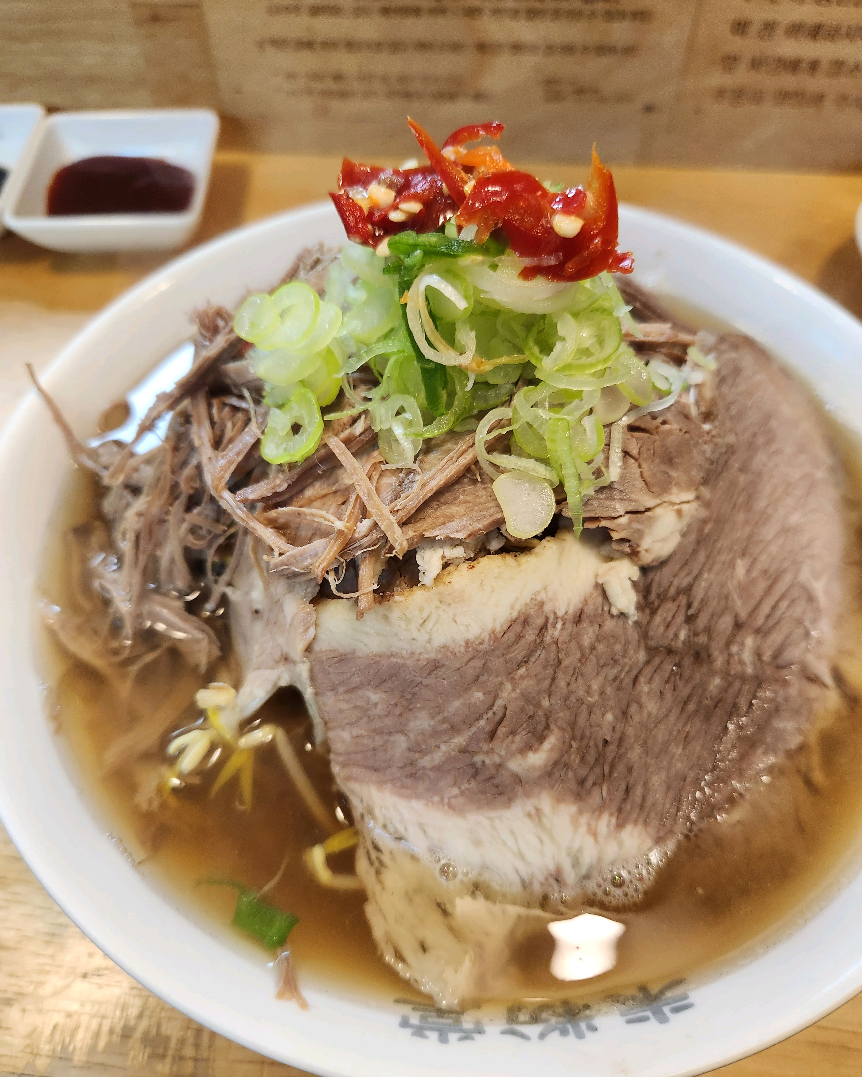 사진만 봐도 맛있어 보이죠? 맛있어요. 조용히 혼자 먹기 좋지만 여럿이 떠들며 먹기는 어려