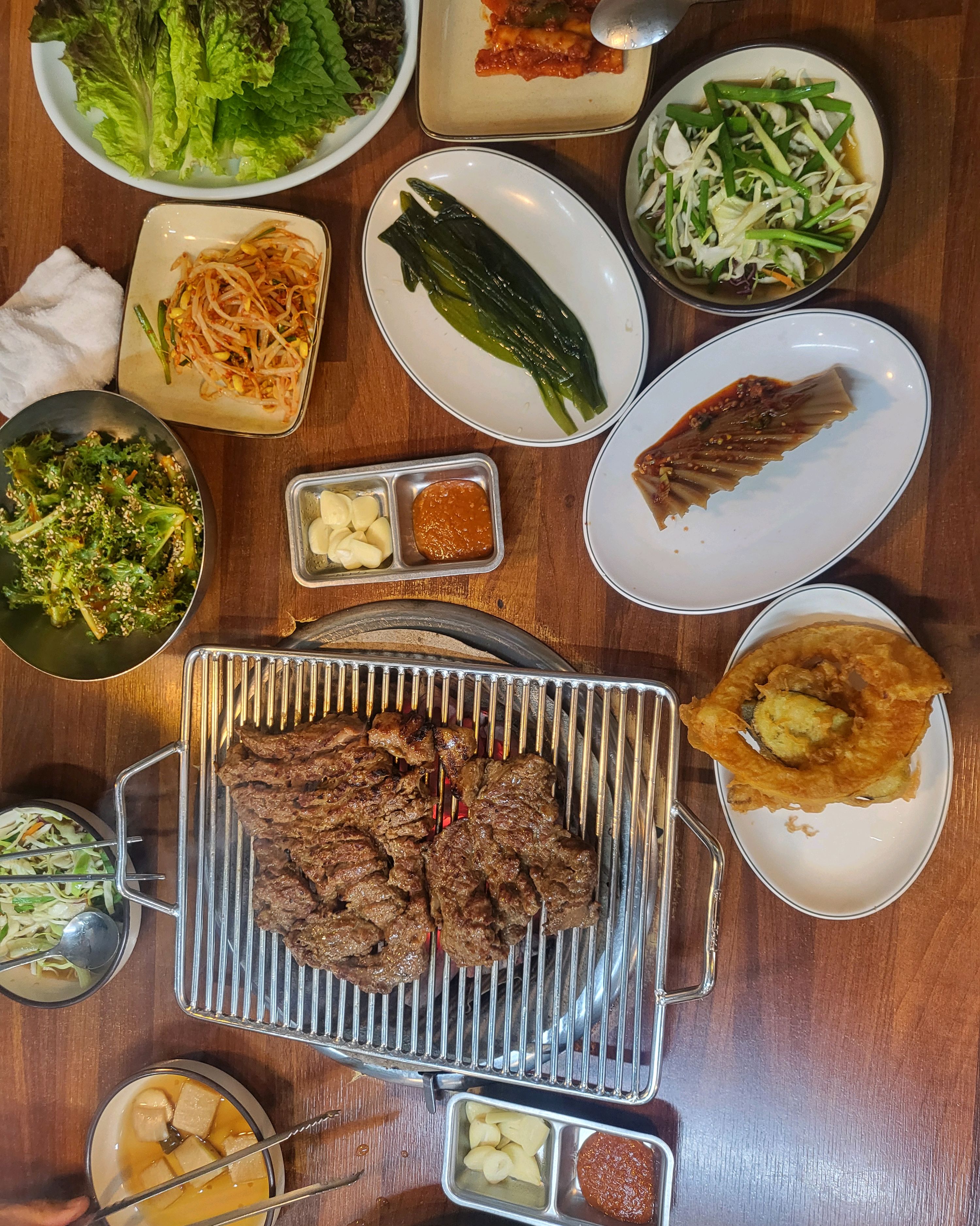 동네에 있는 오래된 돼지갈비맛집예요 고기도 맛있고 된장찌개도 맛있고 냉면도 맛있어서 만족하