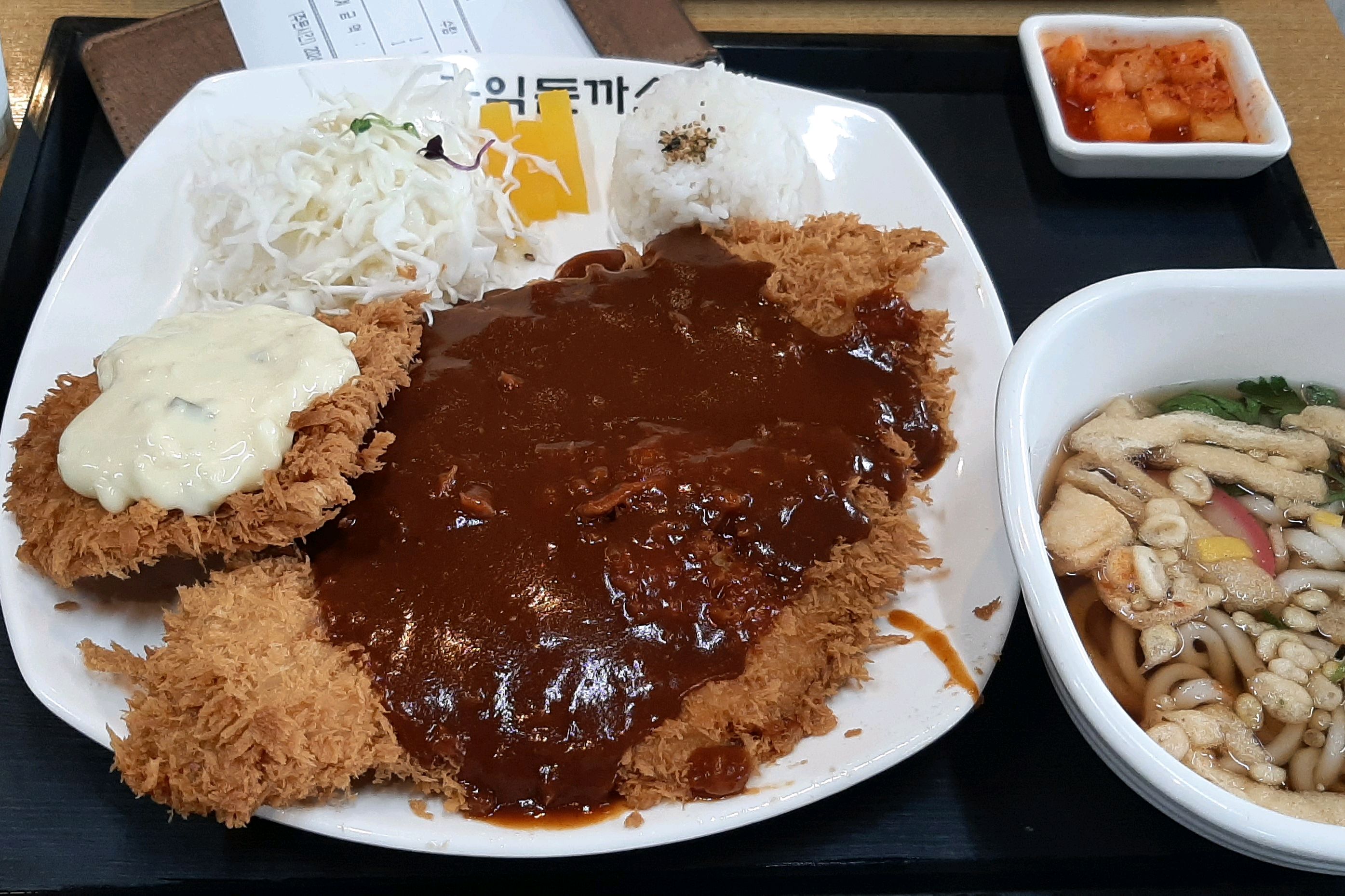 엄마랑 같이 쇼핑하고 점심을 오랜만에 여기서 먹었는데 저는 돈까스 정식 엄마는 볶음 짬뽕을
