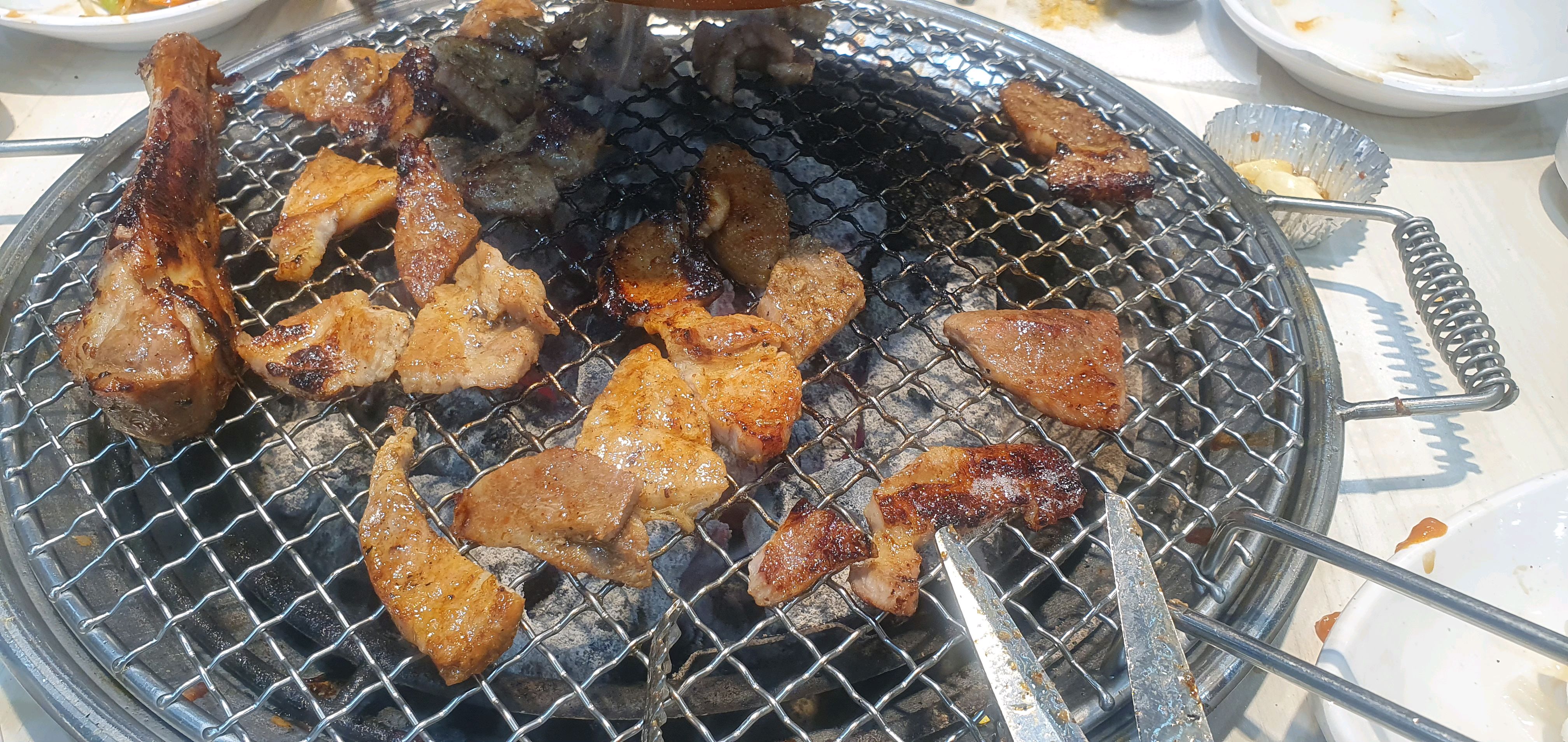 아들 생일이라 갔어요. 삼겹살, 돼지갈비, 닭갈비 맛나게 먹었어요. 오픈한지 얼마안된곳이라