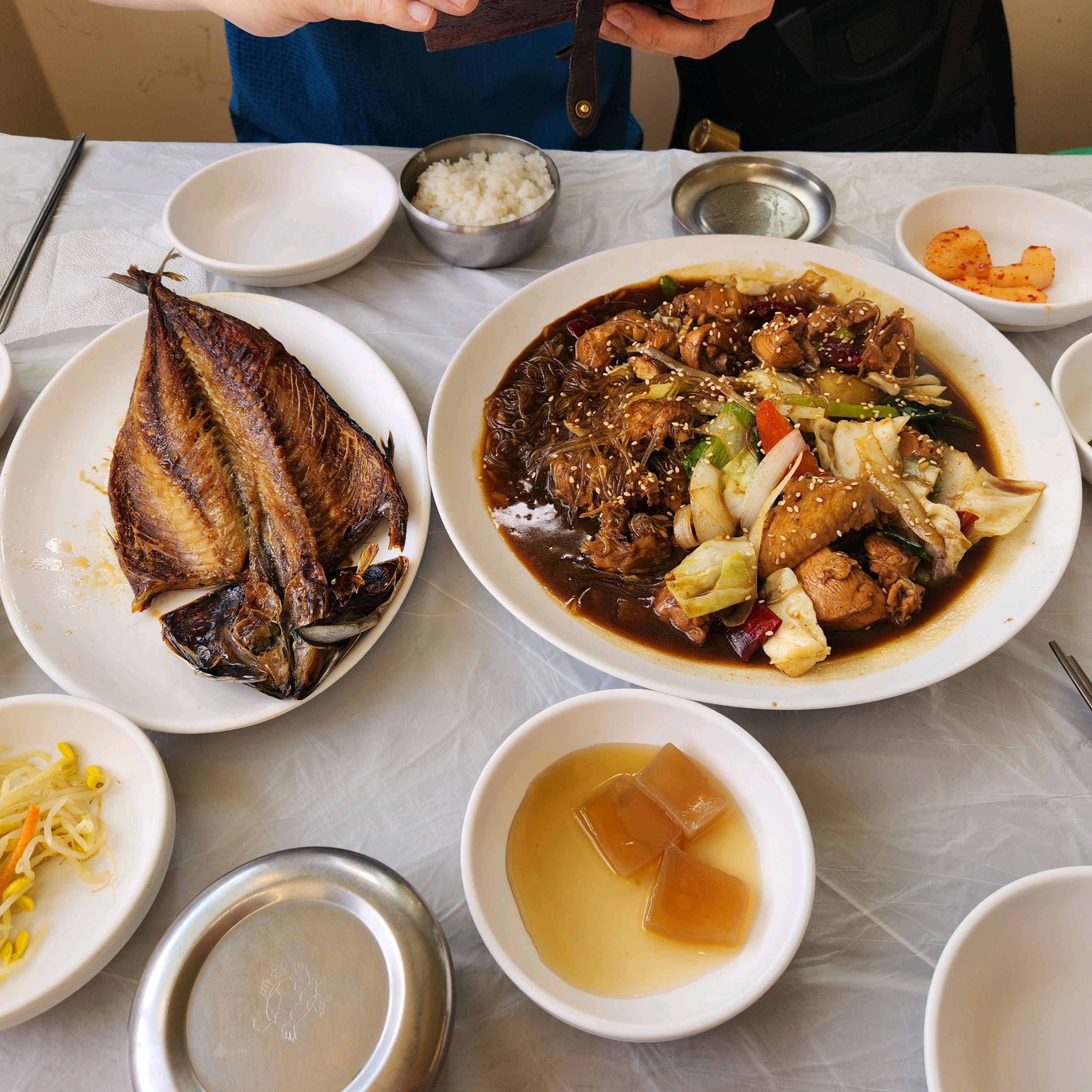 하회마을 왔다가 하회장터 안에 식당이 많았어요~ 그중에서 하회민속식당이 사람도많고 1박2일
