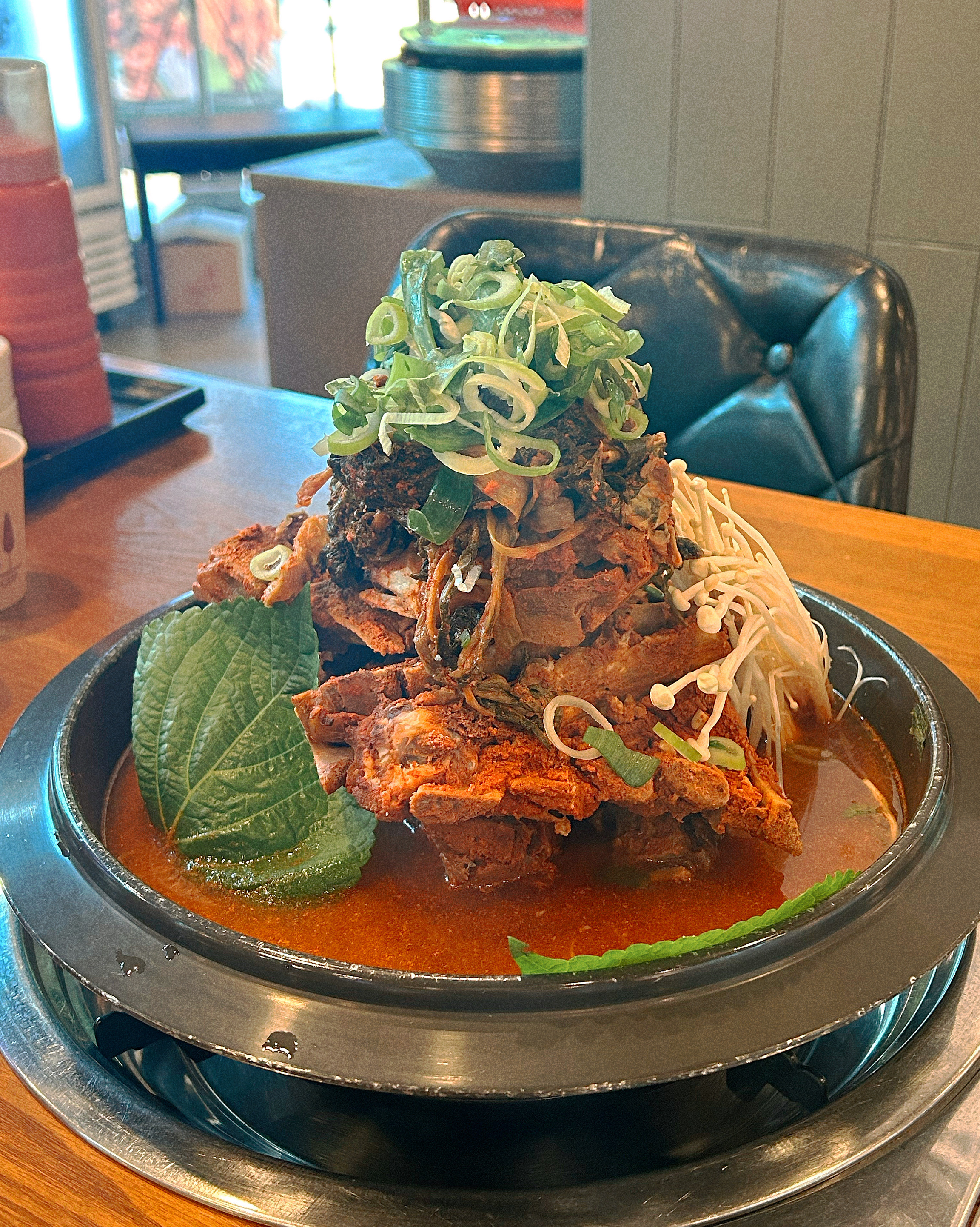 산더미 감자탕 양 장난아니에요 ㅎㅎ 뼈 덩이도 크고 살코기도 실해요 !! 국물맛이 진짜 얼