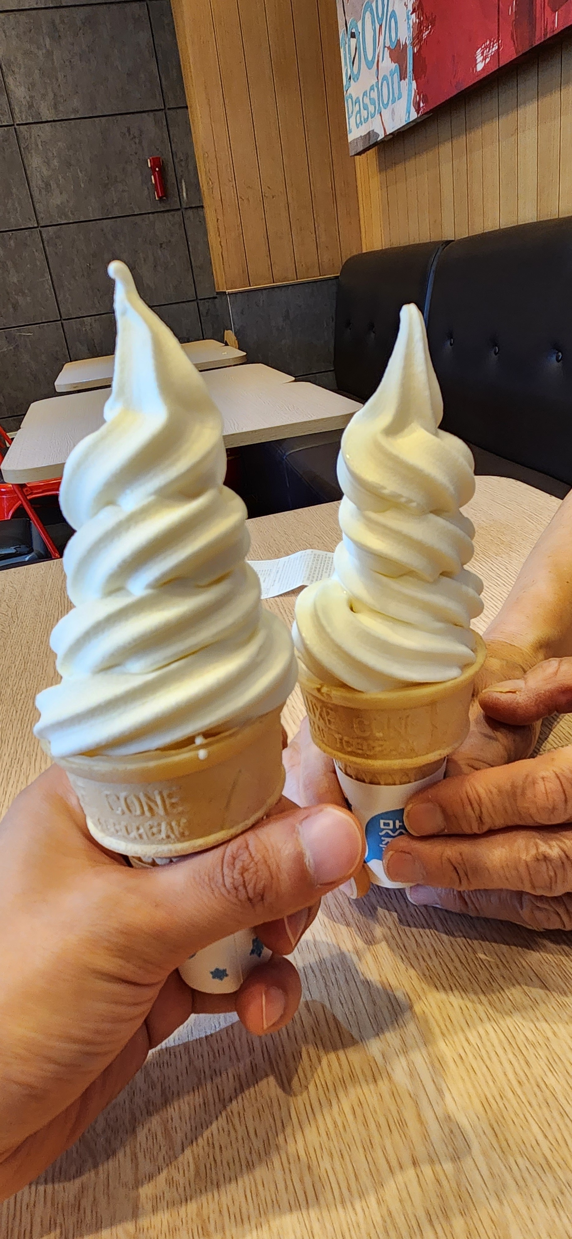 여행왔다가 잠시시간이 있어서 들른 롯데리아에서 맛있는 소프트콘 아이스크림도 맛있게 먹었습니