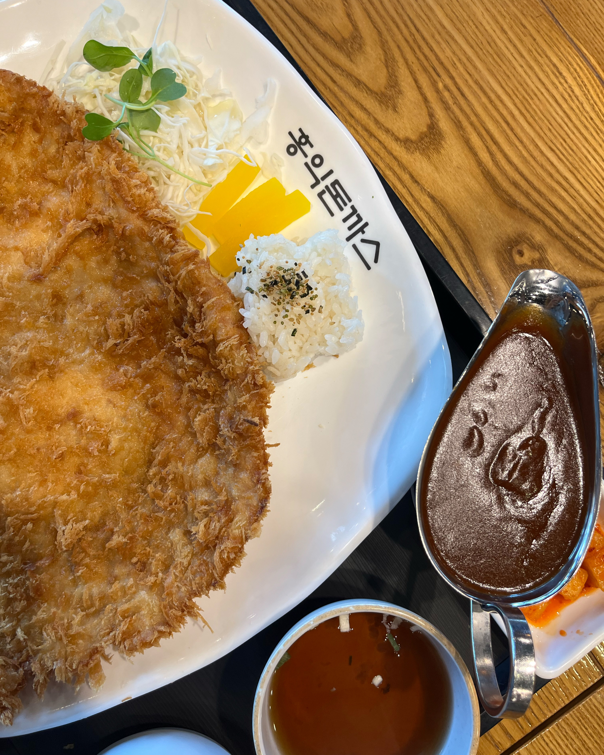 너무 맛있고 양도 많고 좋은데 오늘은 왠지 고기패티가 좀 얇았어요. - 의정부 신곡동 맛집 홍익돈까스 의정부신곡점