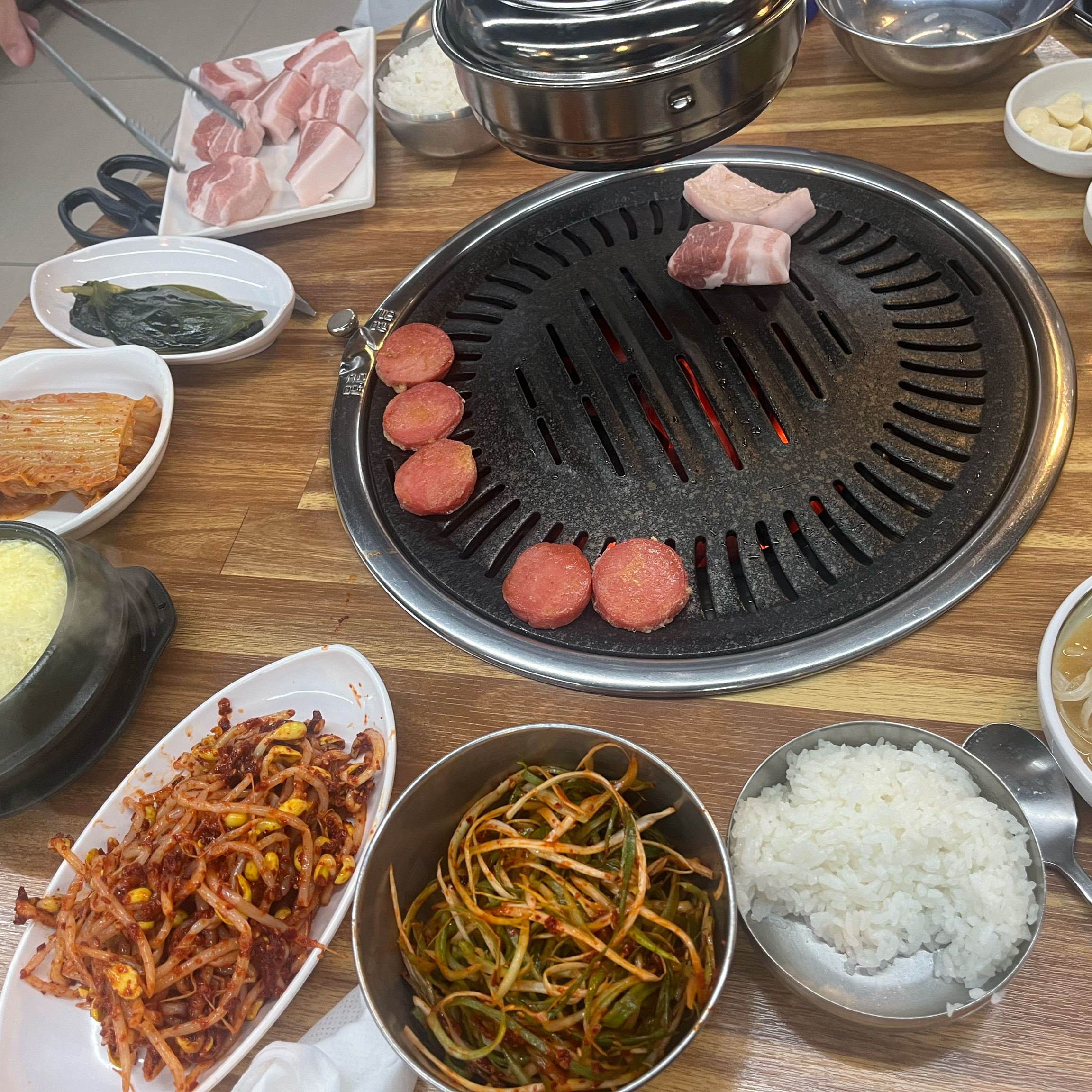매장 오픈주방으로 청결함이 마음에 들고 사장님도 친절하십니다. 고기와 밑반찬은 두 말하면