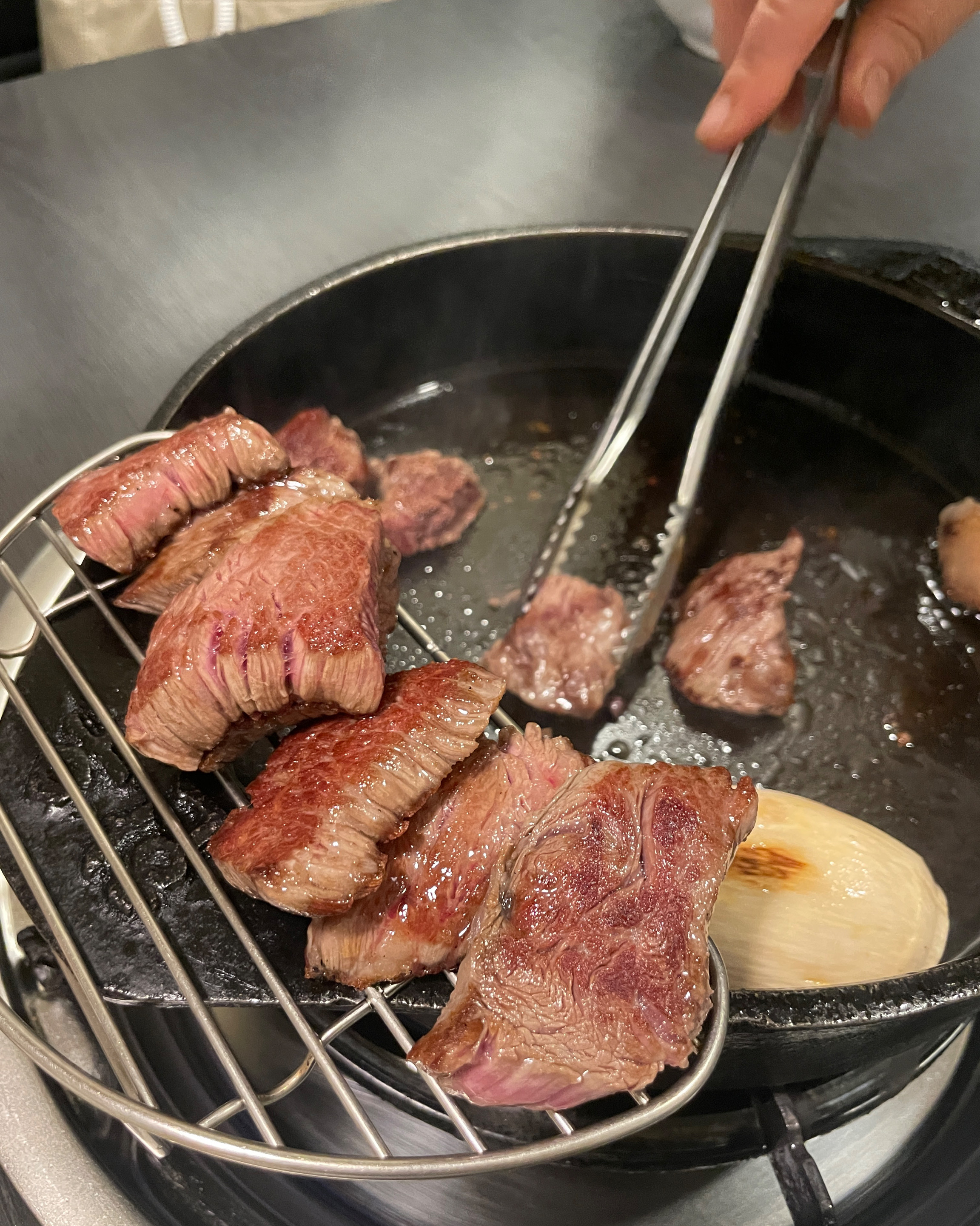 주변에 고깃집이 많은데 여기만 오는 이유가 있습니다. 고기 너무 맛있고 값어치 하는 서비스