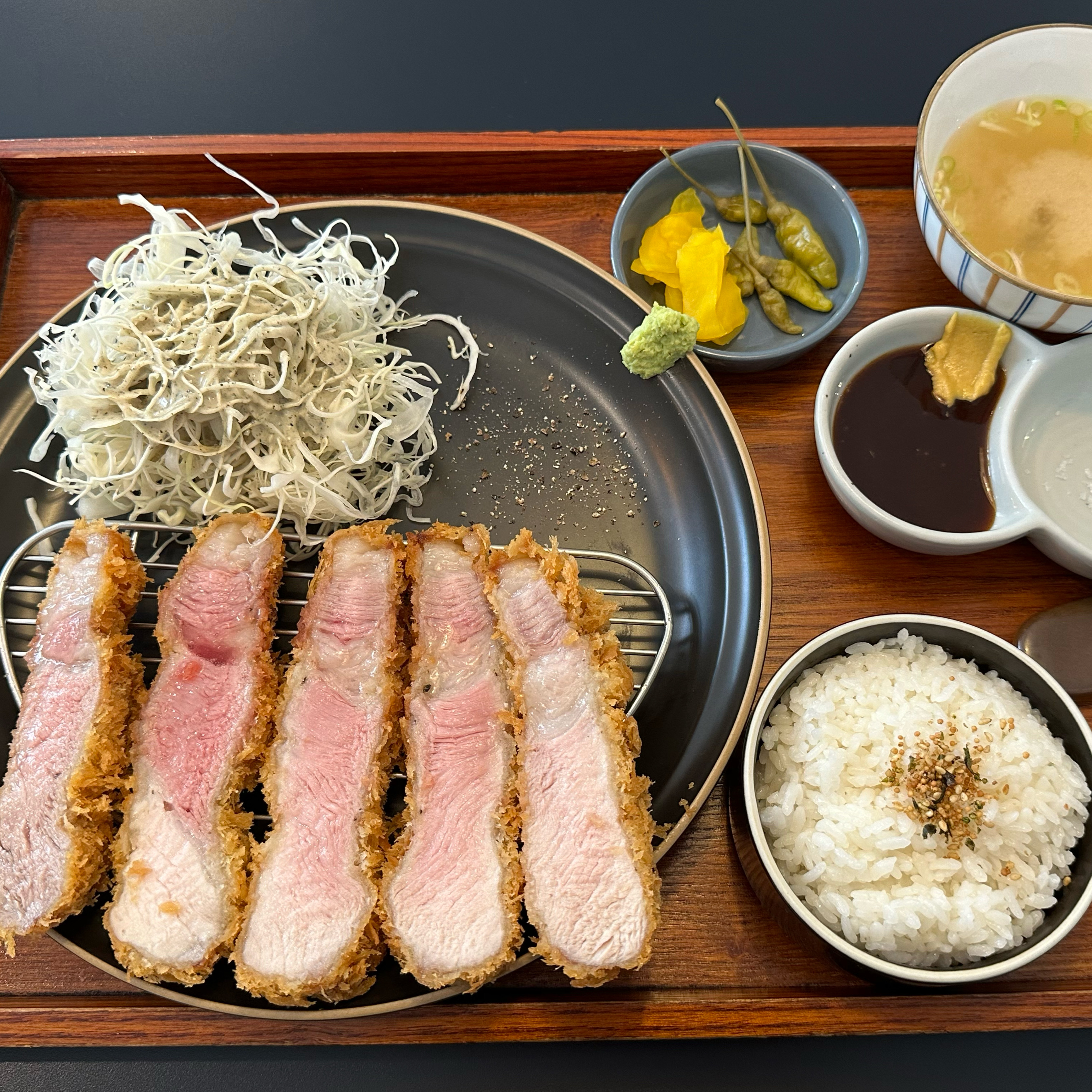 첨에 먹고 반해서 또 달려온 리릭. 여러분 특등심까츠 드세요. 두번드세요. 육즙이 말도 안