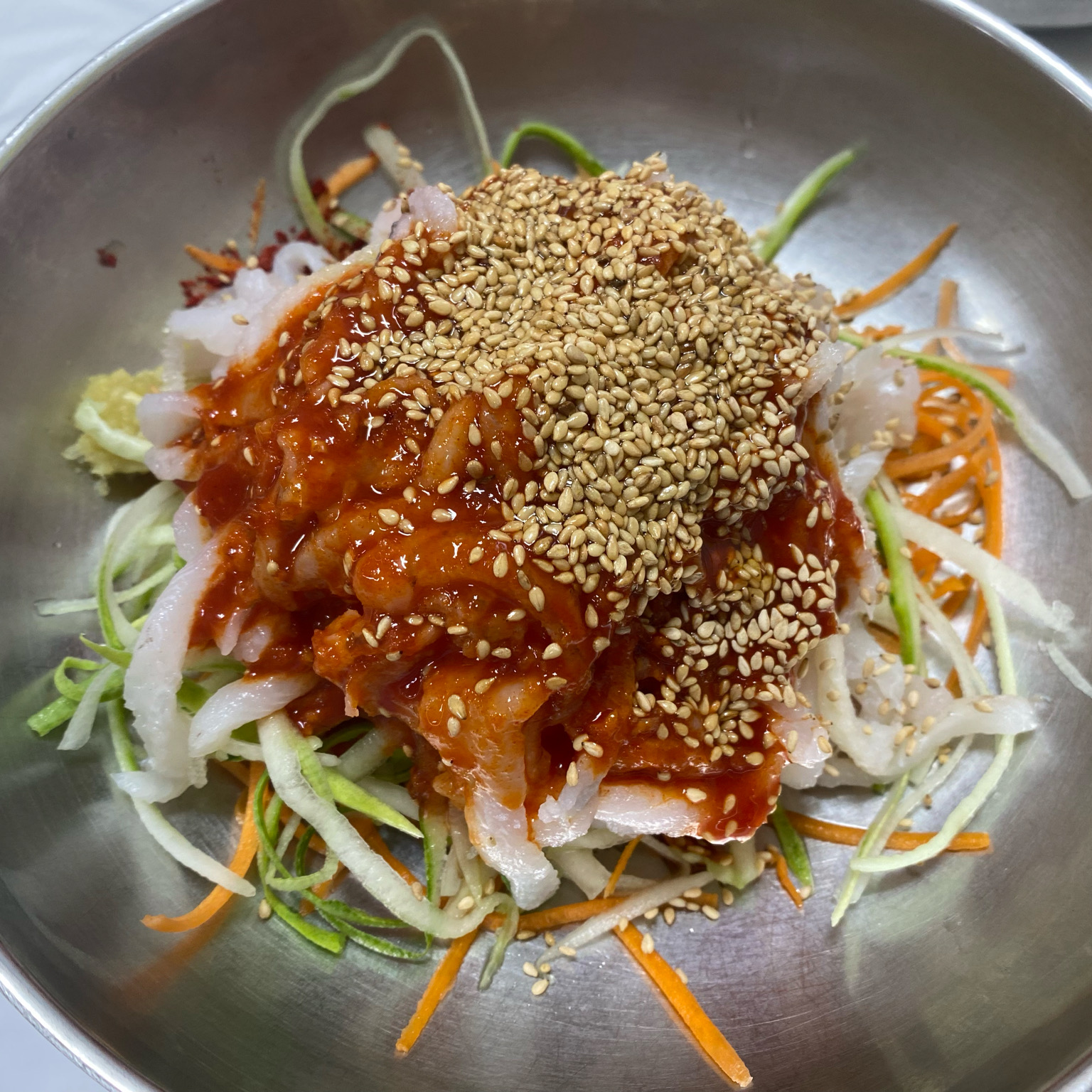 직접 물을 넣구 추가로 양념을 넣어서 먹을 수 있는 물회에요~ 먹다보면 물이 더 생기기도