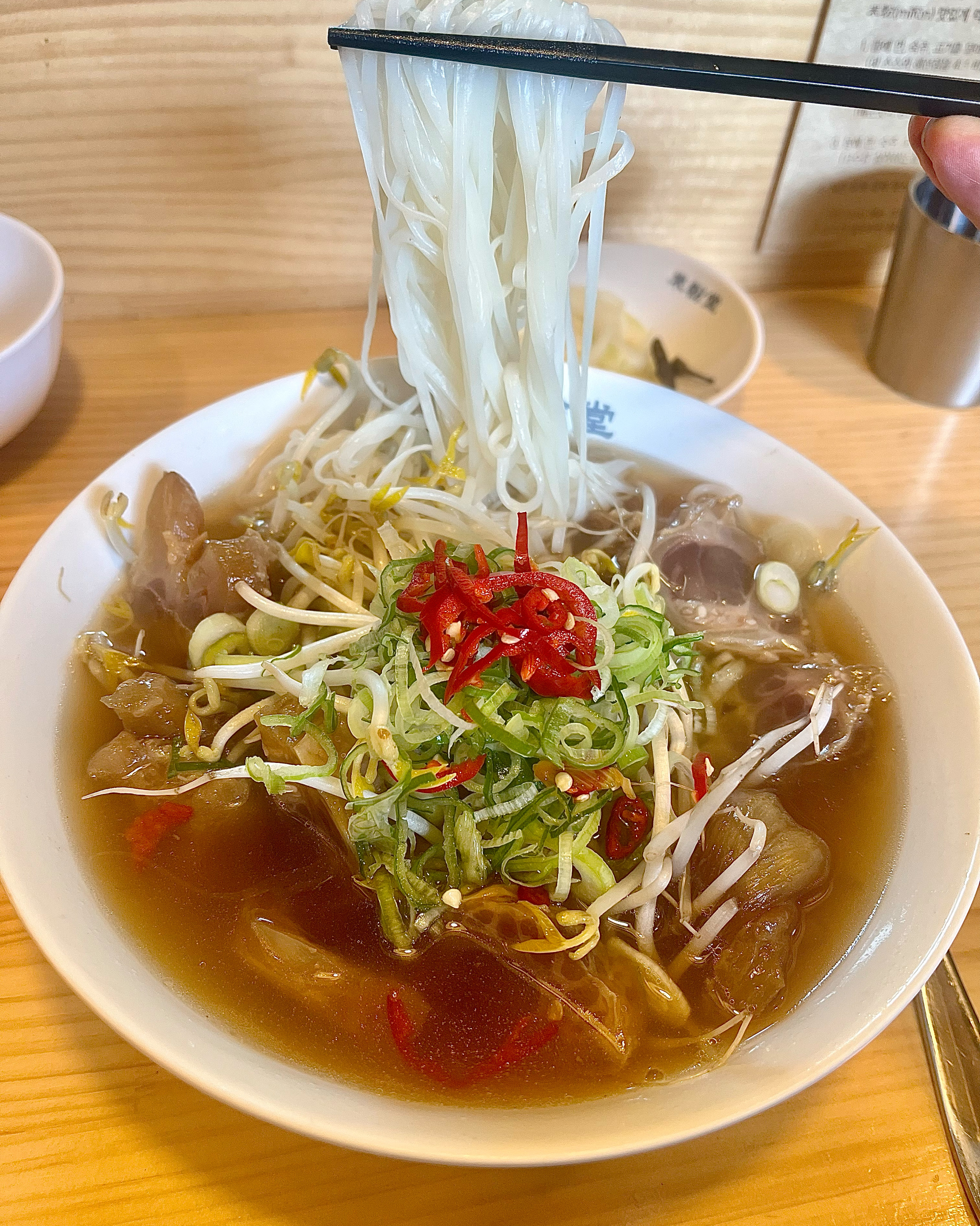 육수가 아주 깨끗하고 냄새없이 좋습니다. 감칠맛도 훌륭하고 간도 자극적인것 없이 소고기국물