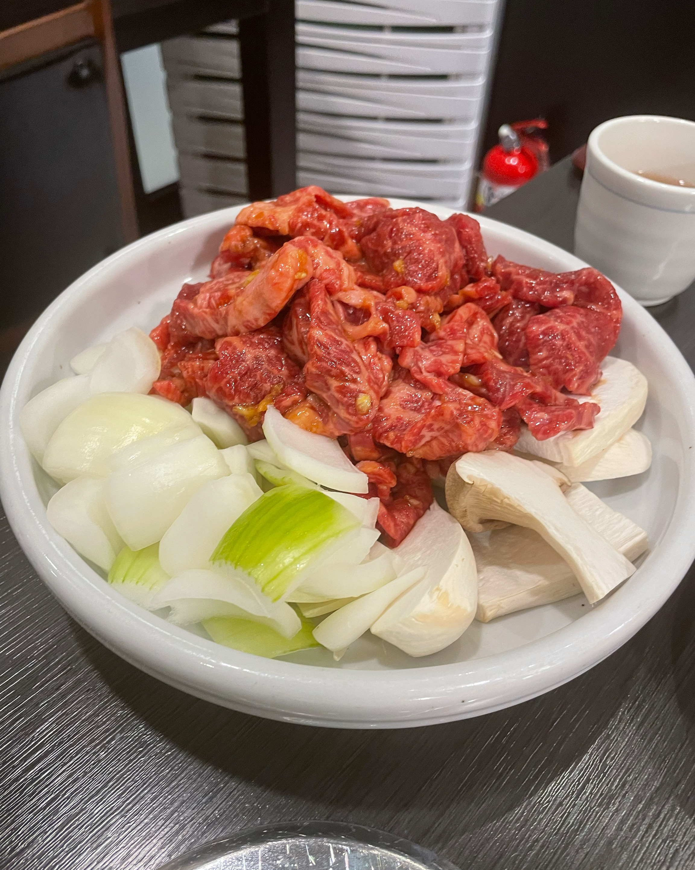 점심메뉴 먹었는데 고기 질도 너무 좋고 다 구워주셔서 좋아요!! 그리고 육회도 신선해요!!